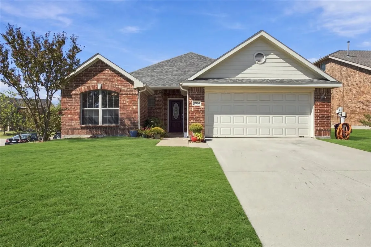 Single Family Residence For Sale in Grayson County , 1524 Hanover Lane, Van Alstyne, Texas 75495, 3 Bedroom, 2 Bathroom, 2 Garage spaces, 1,920 Sqft, built in 2005, mls#21408896, Real Estate Agent in Van Alstyne, Homes For Sale in Grayson county, Homes For Sale in Van Alstyne, Realtor in Van Alstyne Texas, Real Estate Brokerage Independent Realty Texas, Luminita Cordes Realtor