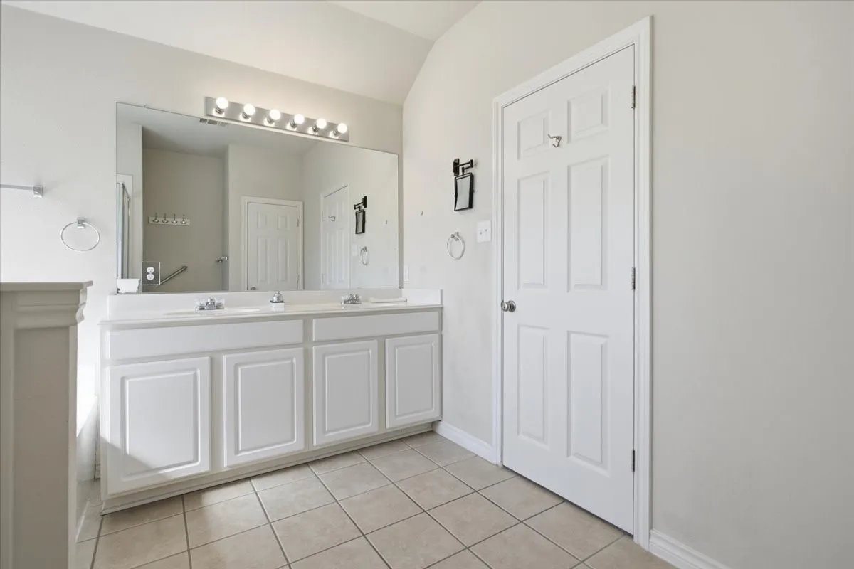 Single Family Residence For Sale in Grayson County , 1524 Hanover Lane, Van Alstyne, Texas 75495, 3 Bedroom, 2 Bathroom, 2 Garage spaces, 1,920 Sqft, built in 2005, mls#21408896, Real Estate Agent in Van Alstyne, Homes For Sale in Grayson county, Homes For Sale in Van Alstyne, Realtor in Van Alstyne Texas, Real Estate Brokerage Independent Realty Texas, Luminita Cordes Realtor