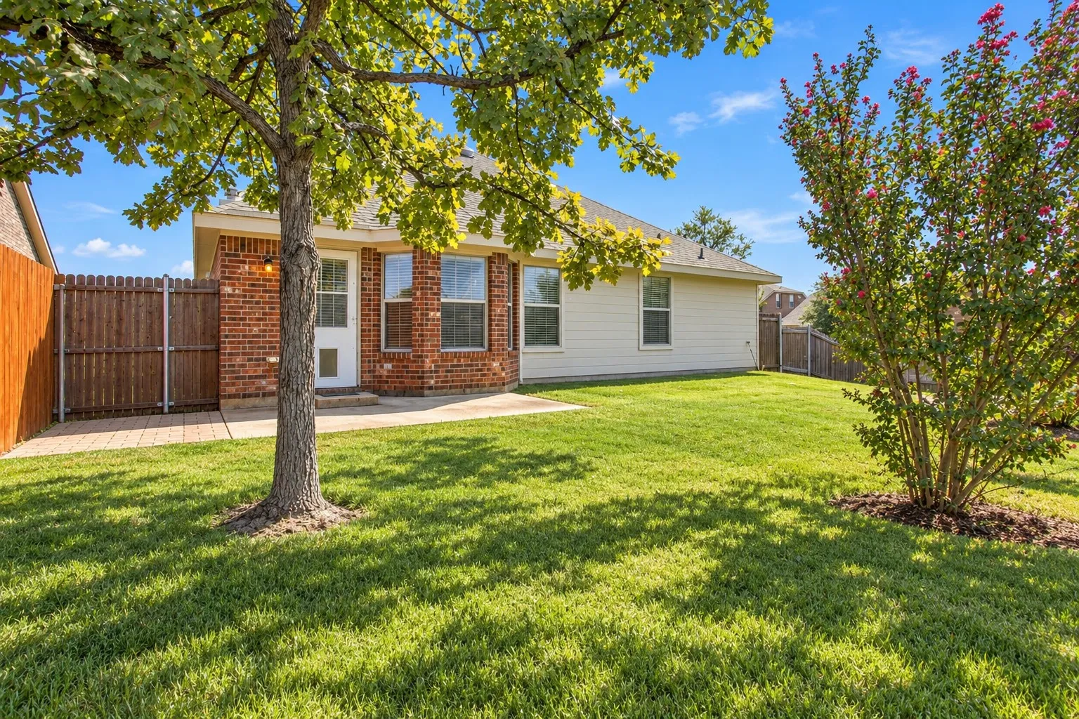 Single Family Residence For Sale in Grayson County , 1524 Hanover Lane, Van Alstyne, Texas 75495, 3 Bedroom, 2 Bathroom, 2 Garage spaces, 1,920 Sqft, built in 2005, mls#21408896, Real Estate Agent in Van Alstyne, Homes For Sale in Grayson county, Homes For Sale in Van Alstyne, Realtor in Van Alstyne Texas, Real Estate Brokerage Independent Realty Texas, Luminita Cordes Realtor