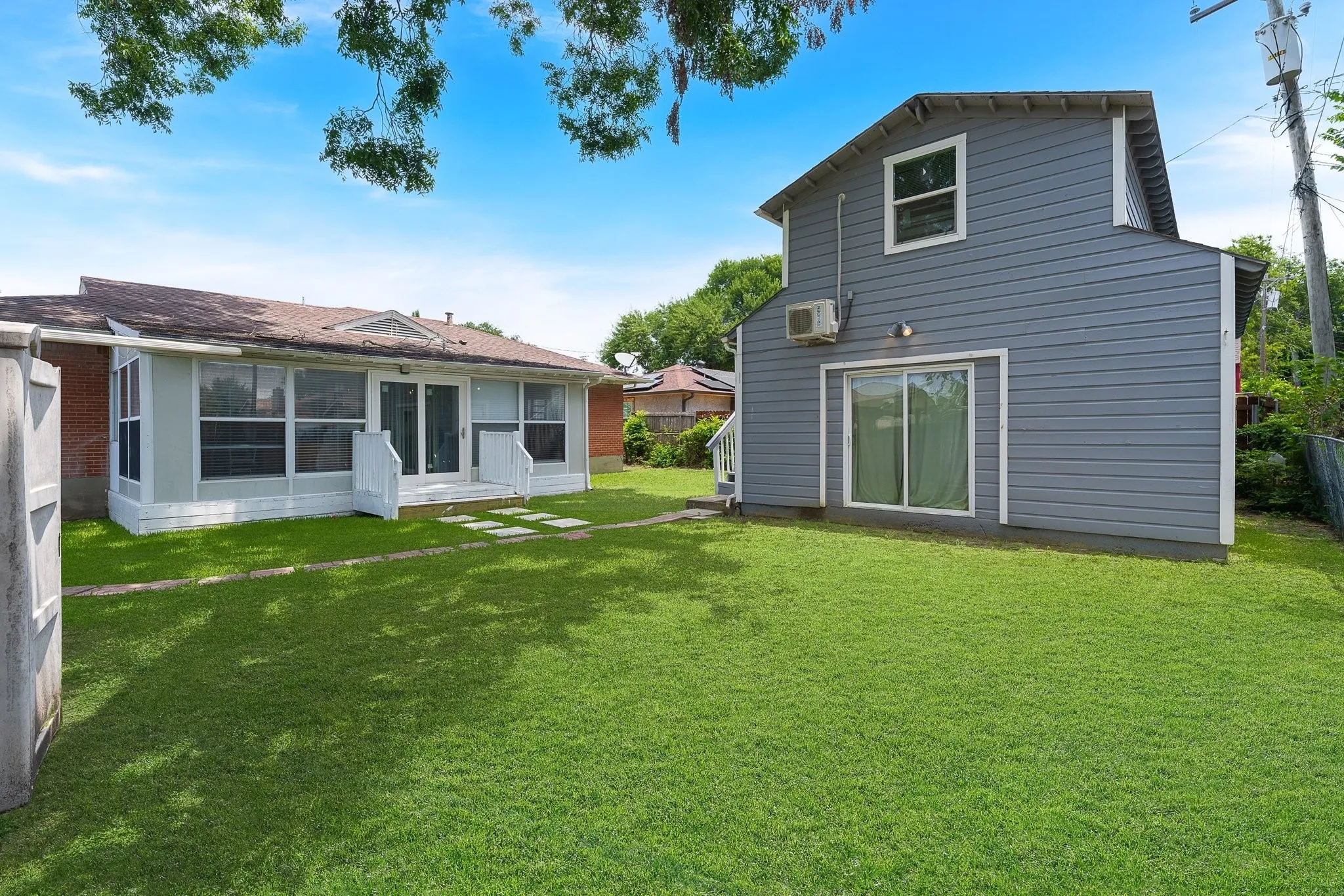 Single Family Residence For Sale in Dallas County , 2546 Havenhurst Street, Farmers Branch, Texas 75234, 3 Bedroom, 2 Bathroom, Garage spaces, 1,536 Sqft, built in 1955, mls#21412103, Real Estate Agent in Farmers Branch, Homes For Sale in Dallas county, Homes For Sale in Farmers Branch, Realtor in Farmers Branch Texas, Real Estate Brokerage Independent Realty Texas, Luminita Cordes Realtor