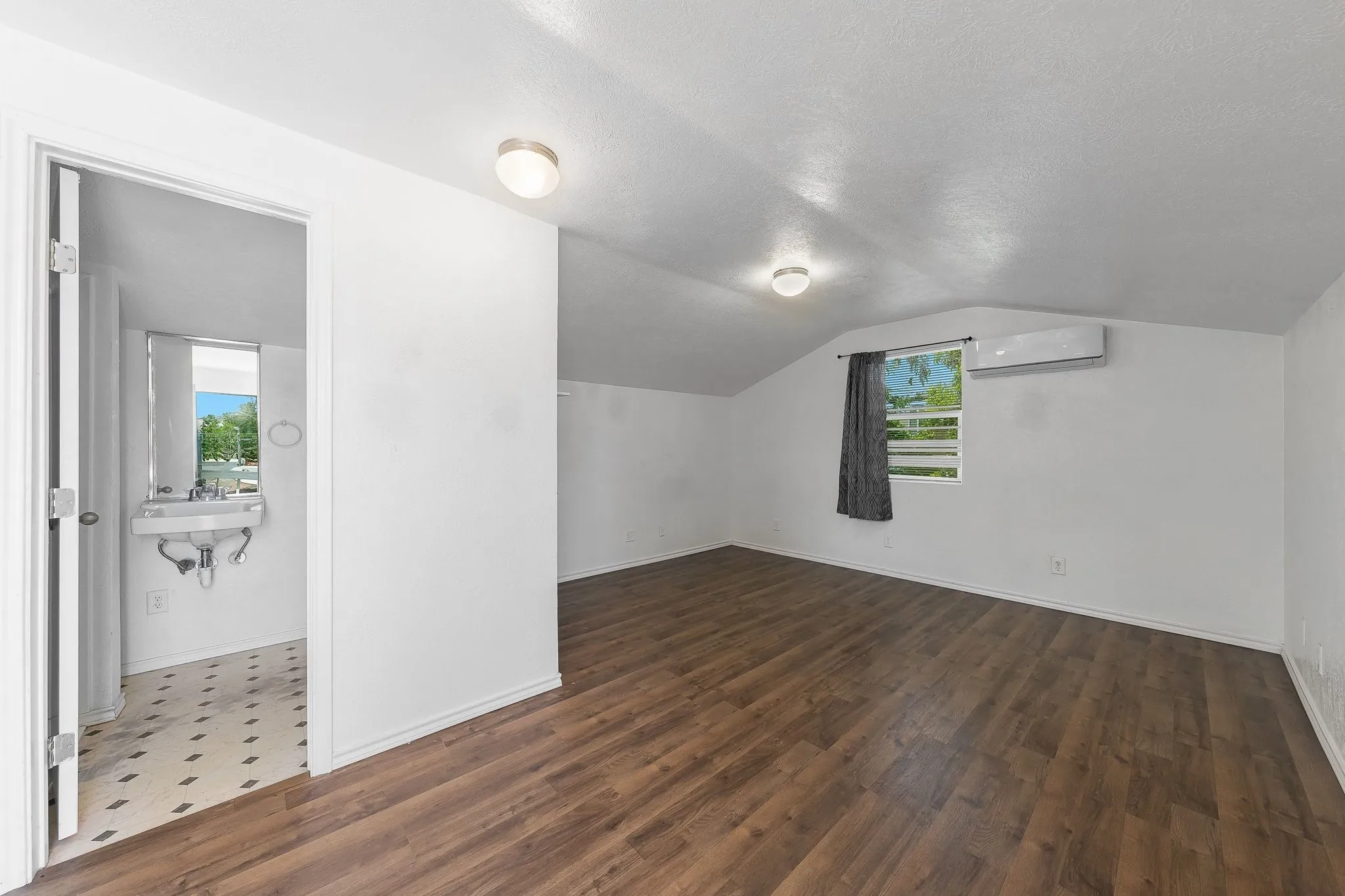 Single Family Residence For Sale in Dallas County , 2546 Havenhurst Street, Farmers Branch, Texas 75234, 3 Bedroom, 2 Bathroom, Garage spaces, 1,536 Sqft, built in 1955, mls#21412103, Real Estate Agent in Farmers Branch, Homes For Sale in Dallas county, Homes For Sale in Farmers Branch, Realtor in Farmers Branch Texas, Real Estate Brokerage Independent Realty Texas, Luminita Cordes Realtor