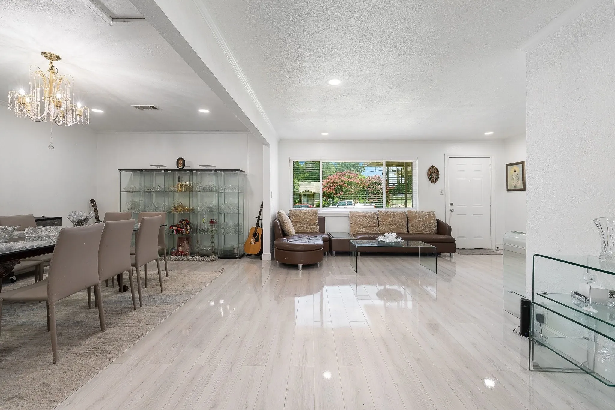 Single Family Residence For Sale in Dallas County , 2546 Havenhurst Street, Farmers Branch, Texas 75234, 3 Bedroom, 2 Bathroom, Garage spaces, 1,536 Sqft, built in 1955, mls#21412103, Real Estate Agent in Farmers Branch, Homes For Sale in Dallas county, Homes For Sale in Farmers Branch, Realtor in Farmers Branch Texas, Real Estate Brokerage Independent Realty Texas, Luminita Cordes Realtor
