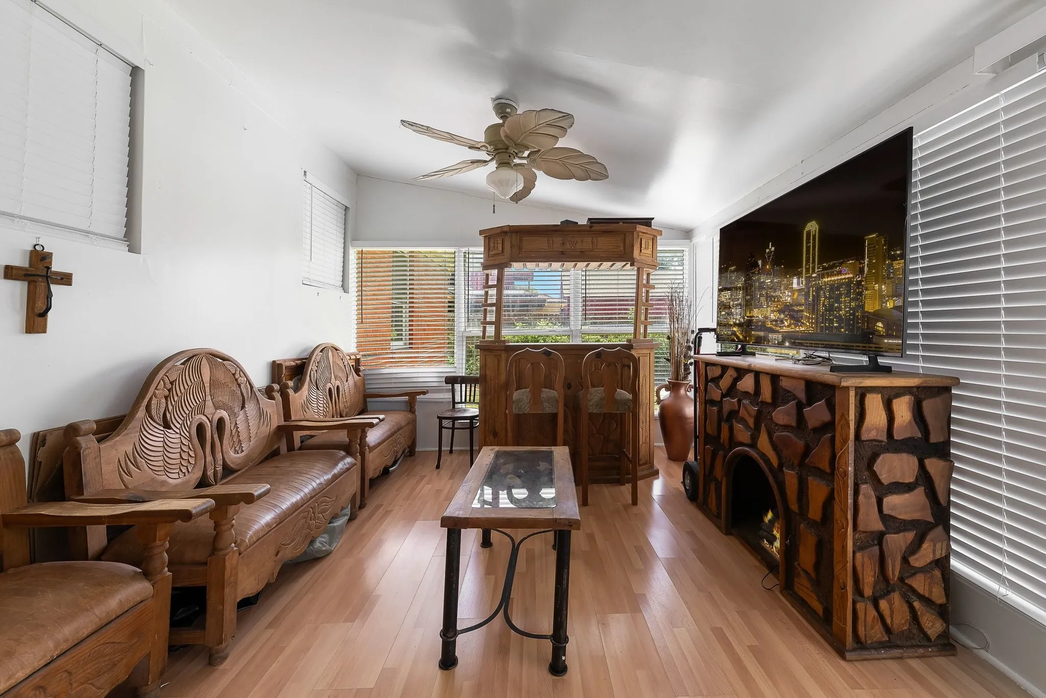 Single Family Residence For Sale in Dallas County , 2546 Havenhurst Street, Farmers Branch, Texas 75234, 3 Bedroom, 2 Bathroom, Garage spaces, 1,536 Sqft, built in 1955, mls#21412103, Real Estate Agent in Farmers Branch, Homes For Sale in Dallas county, Homes For Sale in Farmers Branch, Realtor in Farmers Branch Texas, Real Estate Brokerage Independent Realty Texas, Luminita Cordes Realtor