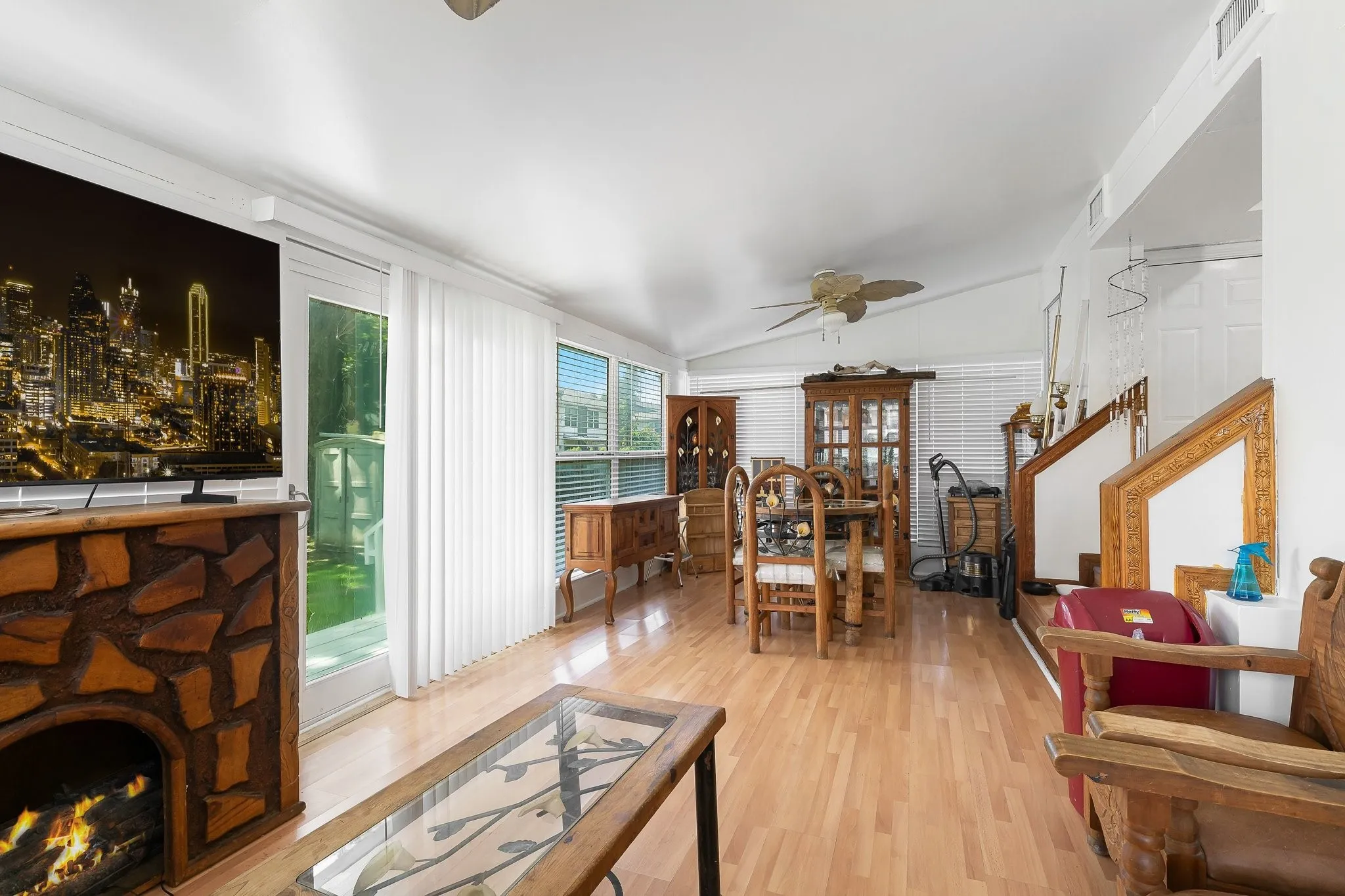 Single Family Residence For Sale in Dallas County , 2546 Havenhurst Street, Farmers Branch, Texas 75234, 3 Bedroom, 2 Bathroom, Garage spaces, 1,536 Sqft, built in 1955, mls#21412103, Real Estate Agent in Farmers Branch, Homes For Sale in Dallas county, Homes For Sale in Farmers Branch, Realtor in Farmers Branch Texas, Real Estate Brokerage Independent Realty Texas, Luminita Cordes Realtor