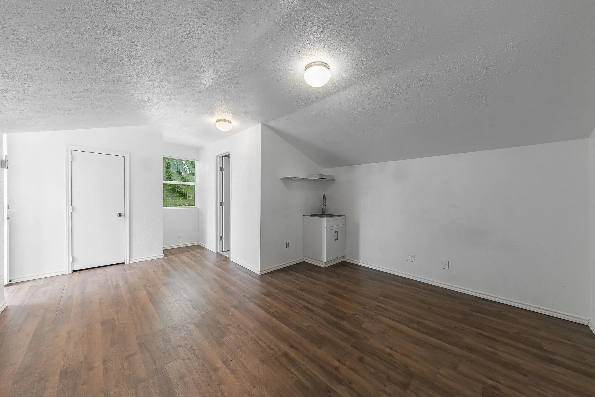 Single Family Residence For Sale in Dallas County , 2546 Havenhurst Street, Farmers Branch, Texas 75234, 3 Bedroom, 2 Bathroom, Garage spaces, 1,536 Sqft, built in 1955, mls#21412103, Real Estate Agent in Farmers Branch, Homes For Sale in Dallas county, Homes For Sale in Farmers Branch, Realtor in Farmers Branch Texas, Real Estate Brokerage Independent Realty Texas, Luminita Cordes Realtor
