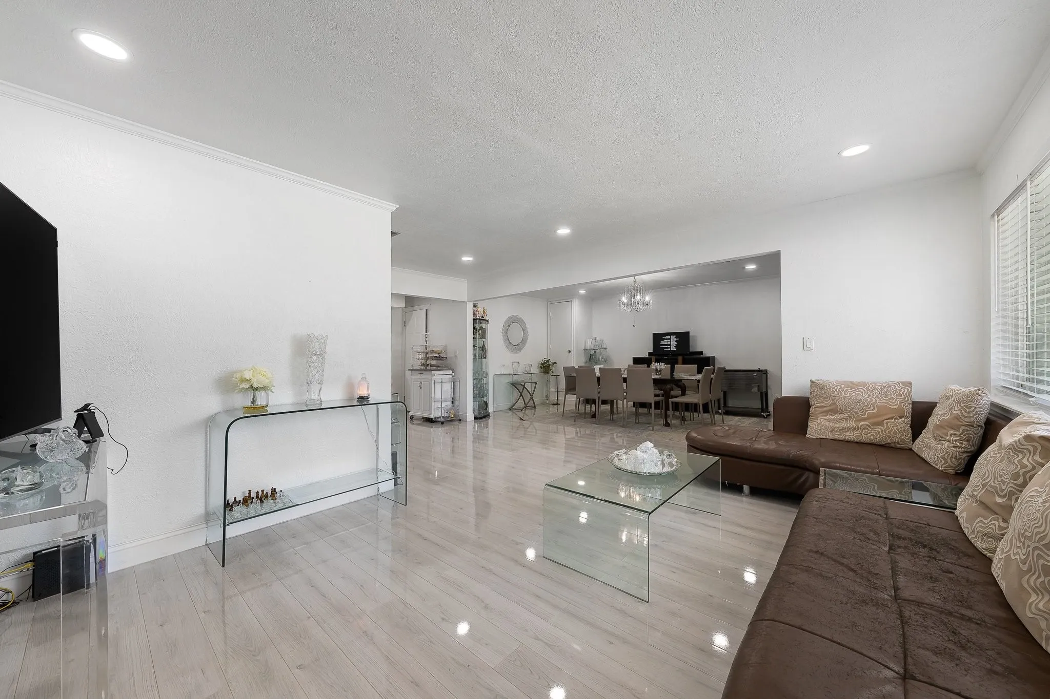 Single Family Residence For Sale in Dallas County , 2546 Havenhurst Street, Farmers Branch, Texas 75234, 3 Bedroom, 2 Bathroom, Garage spaces, 1,536 Sqft, built in 1955, mls#21412103, Real Estate Agent in Farmers Branch, Homes For Sale in Dallas county, Homes For Sale in Farmers Branch, Realtor in Farmers Branch Texas, Real Estate Brokerage Independent Realty Texas, Luminita Cordes Realtor