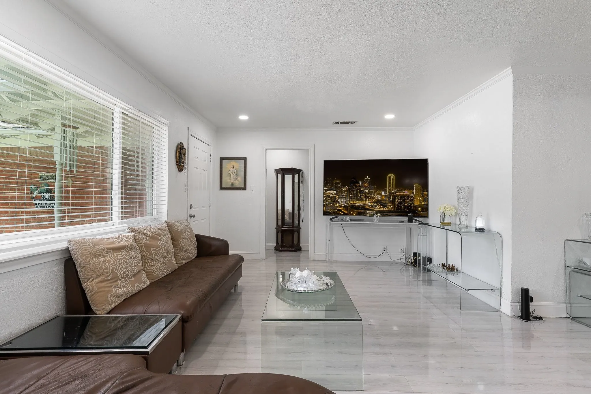Single Family Residence For Sale in Dallas County , 2546 Havenhurst Street, Farmers Branch, Texas 75234, 3 Bedroom, 2 Bathroom, Garage spaces, 1,536 Sqft, built in 1955, mls#21412103, Real Estate Agent in Farmers Branch, Homes For Sale in Dallas county, Homes For Sale in Farmers Branch, Realtor in Farmers Branch Texas, Real Estate Brokerage Independent Realty Texas, Luminita Cordes Realtor