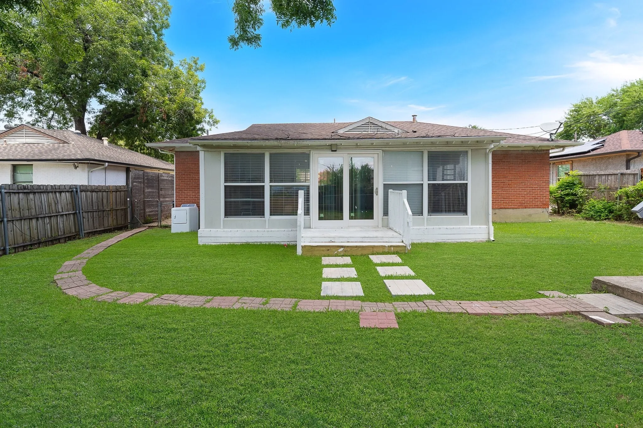Single Family Residence For Sale in Dallas County , 2546 Havenhurst Street, Farmers Branch, Texas 75234, 3 Bedroom, 2 Bathroom, Garage spaces, 1,536 Sqft, built in 1955, mls#21412103, Real Estate Agent in Farmers Branch, Homes For Sale in Dallas county, Homes For Sale in Farmers Branch, Realtor in Farmers Branch Texas, Real Estate Brokerage Independent Realty Texas, Luminita Cordes Realtor