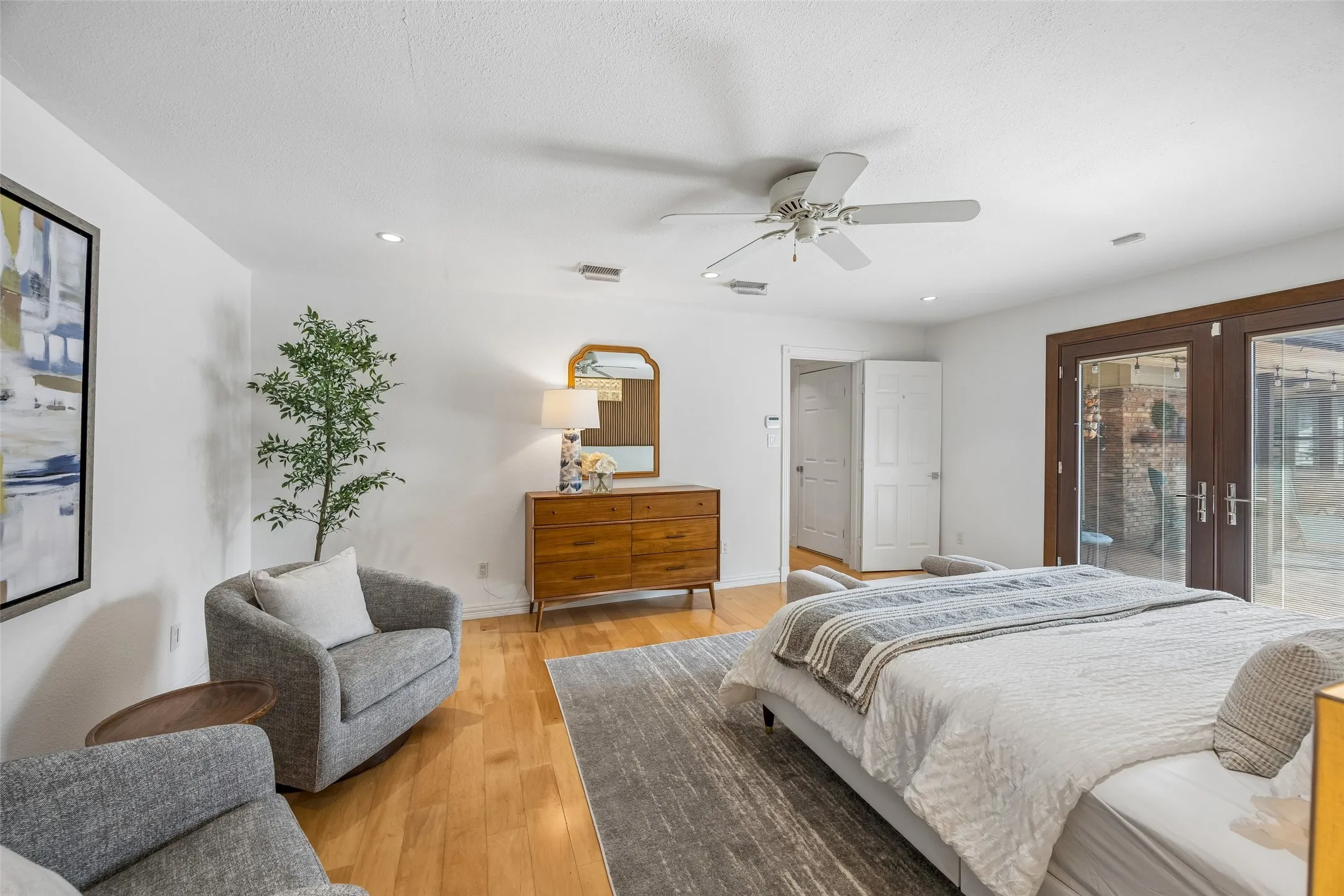 Single Family Residence For Sale in Dallas County , 101 E Northgate Drive, Irving, Texas 75062, 4 Bedroom, 4 Bathroom, 2 Garage spaces, 2,610 Sqft, built in 1969, mls#21411988, Real Estate Agent in Irving, Homes For Sale in Dallas county, Homes For Sale in Irving, Realtor in Irving Texas, Real Estate Brokerage Independent Realty Texas, Luminita Cordes Realtor