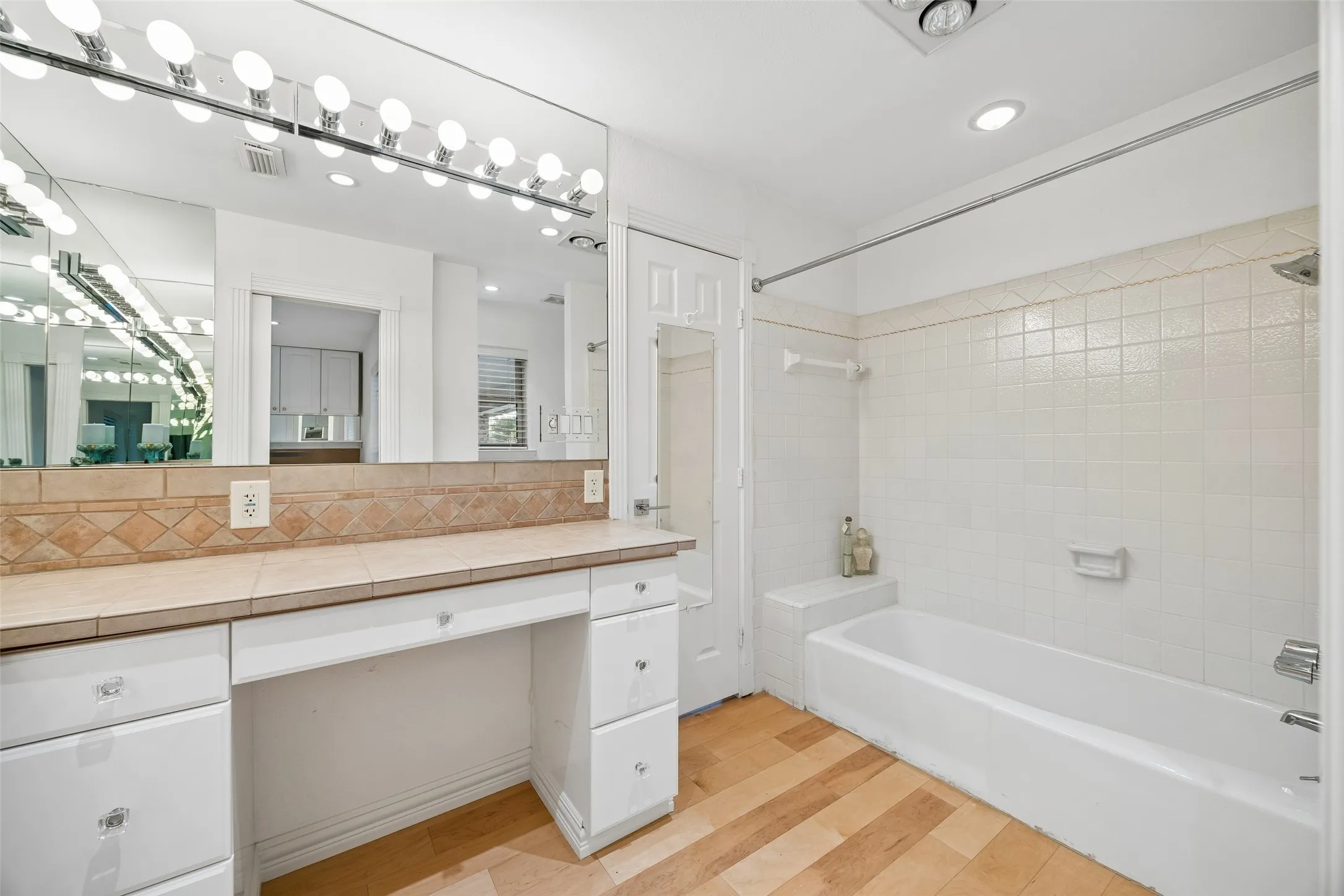 Large Jack and Jill Bath Services Front Bedrooms