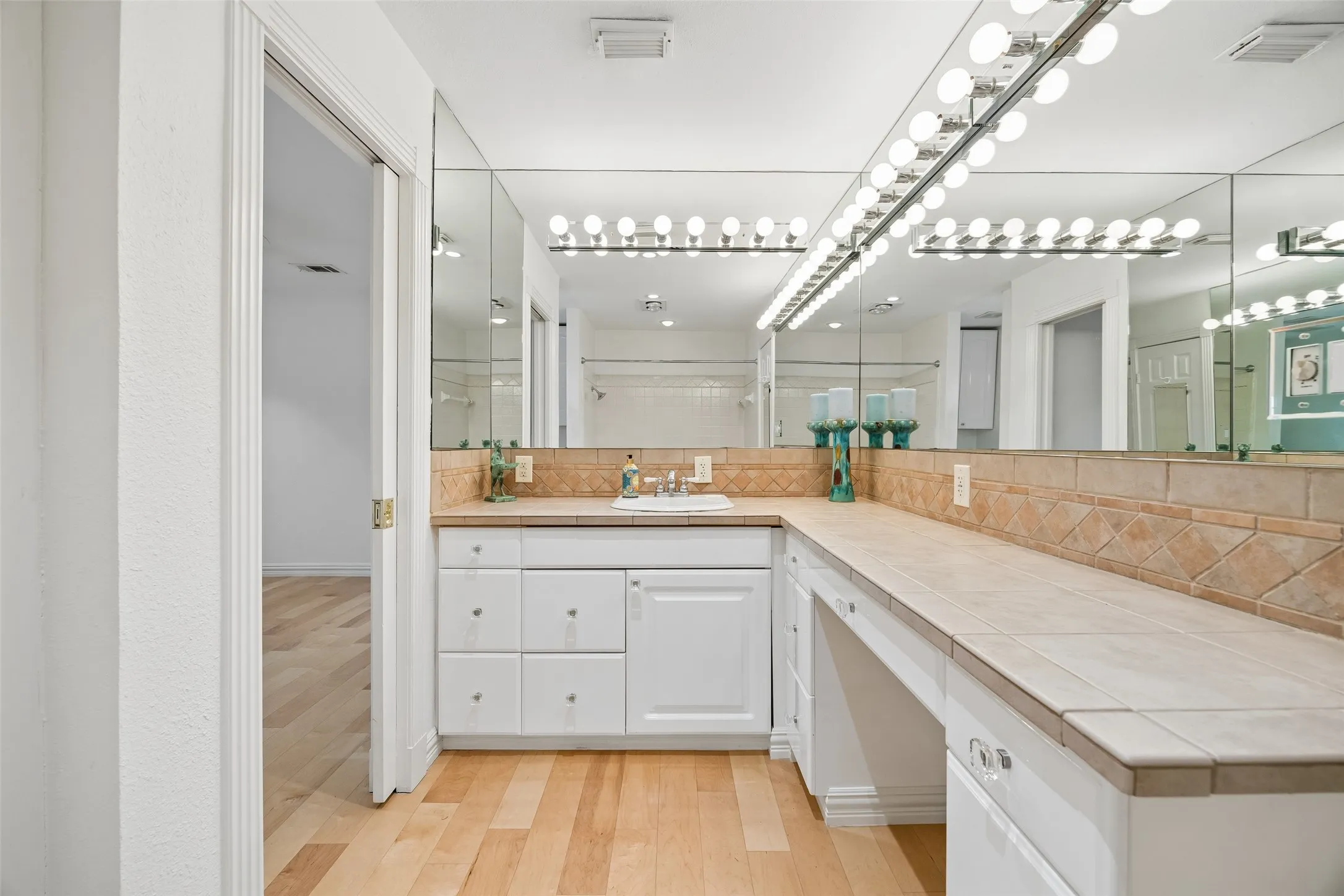 Jack and Jill Bath for Front Guest Bedrooms