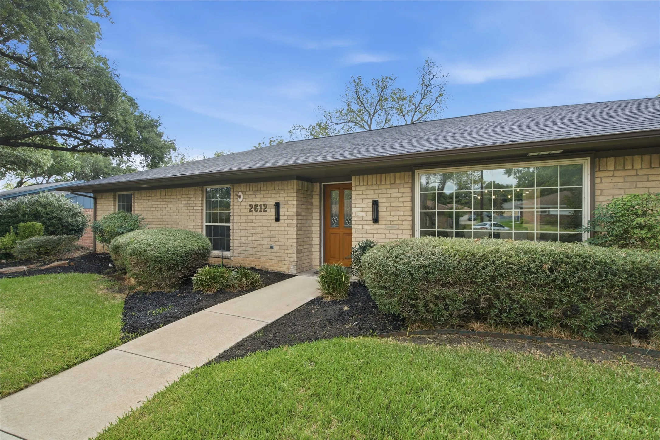 Single Family Residence For Sale in Collin County , 2612 Briarcove Drive, Plano, Texas 75074, 4 Bedroom, 3 Bathroom, 2 Garage spaces, 2,742 Sqft, built in 1968, mls#21410111, Real Estate Agent in Plano, Homes For Sale in Collin county, Homes For Sale in Plano, Realtor in Plano Texas, Real Estate Brokerage Independent Realty Texas, Luminita Cordes Realtor