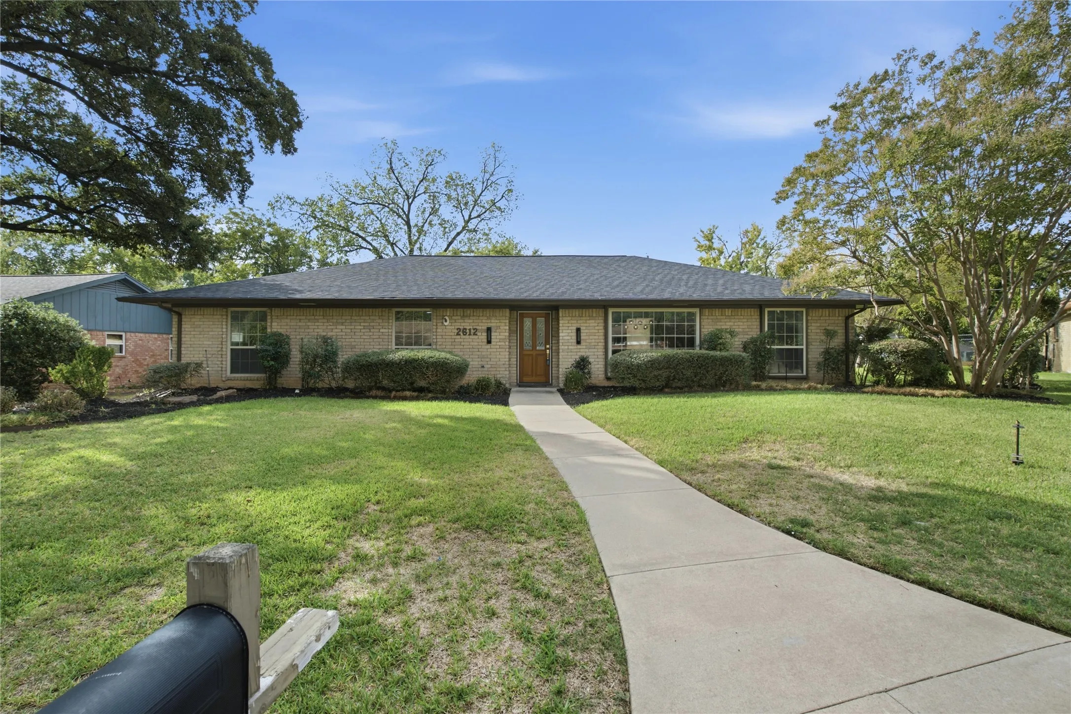 Single Family Residence For Sale in Collin County , 2612 Briarcove Drive, Plano, Texas 75074, 4 Bedroom, 3 Bathroom, 2 Garage spaces, 2,742 Sqft, built in 1968, mls#21410111, Real Estate Agent in Plano, Homes For Sale in Collin county, Homes For Sale in Plano, Realtor in Plano Texas, Real Estate Brokerage Independent Realty Texas, Luminita Cordes Realtor