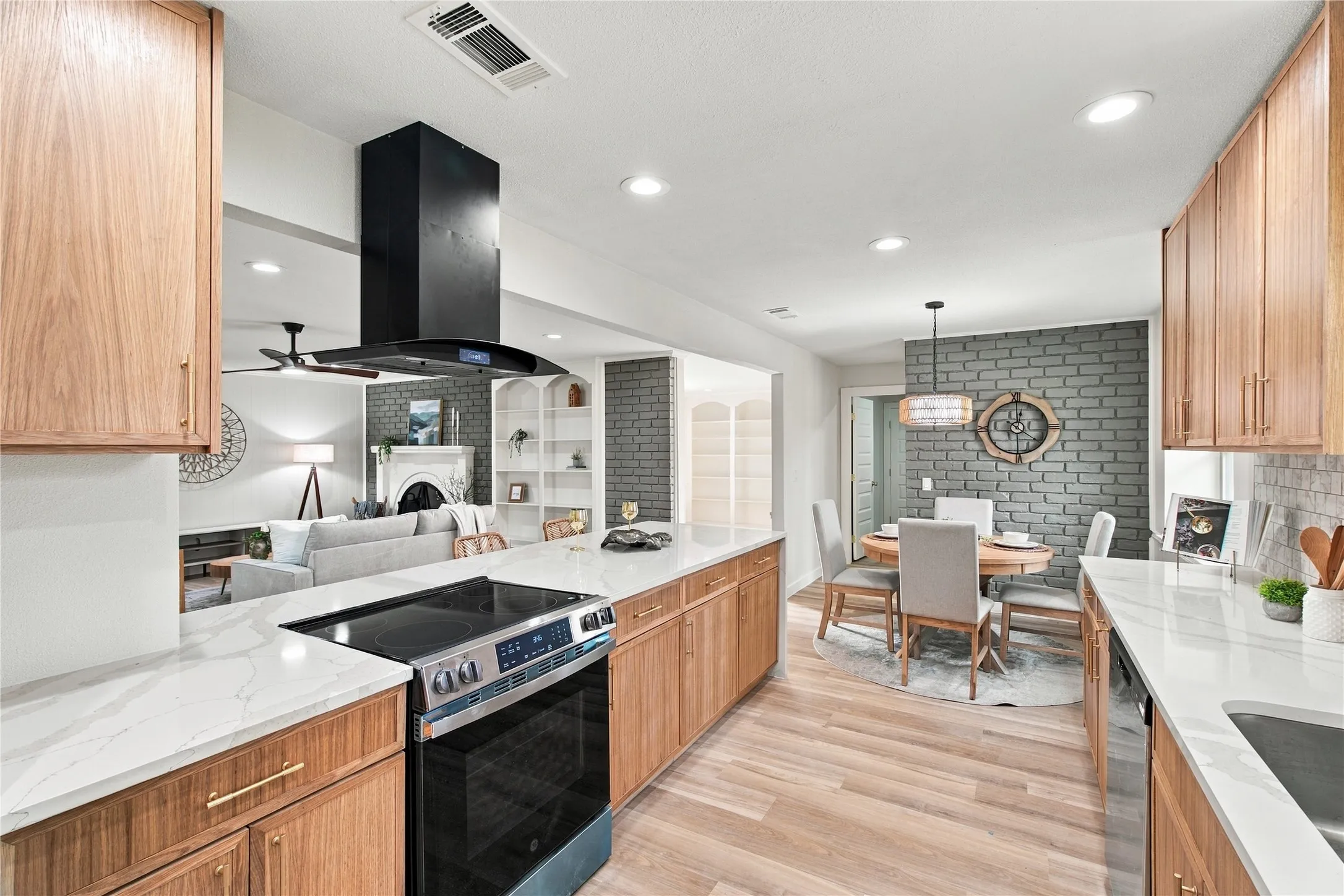 Single Family Residence For Sale in Collin County , 2612 Briarcove Drive, Plano, Texas 75074, 4 Bedroom, 3 Bathroom, 2 Garage spaces, 2,742 Sqft, built in 1968, mls#21410111, Real Estate Agent in Plano, Homes For Sale in Collin county, Homes For Sale in Plano, Realtor in Plano Texas, Real Estate Brokerage Independent Realty Texas, Luminita Cordes Realtor