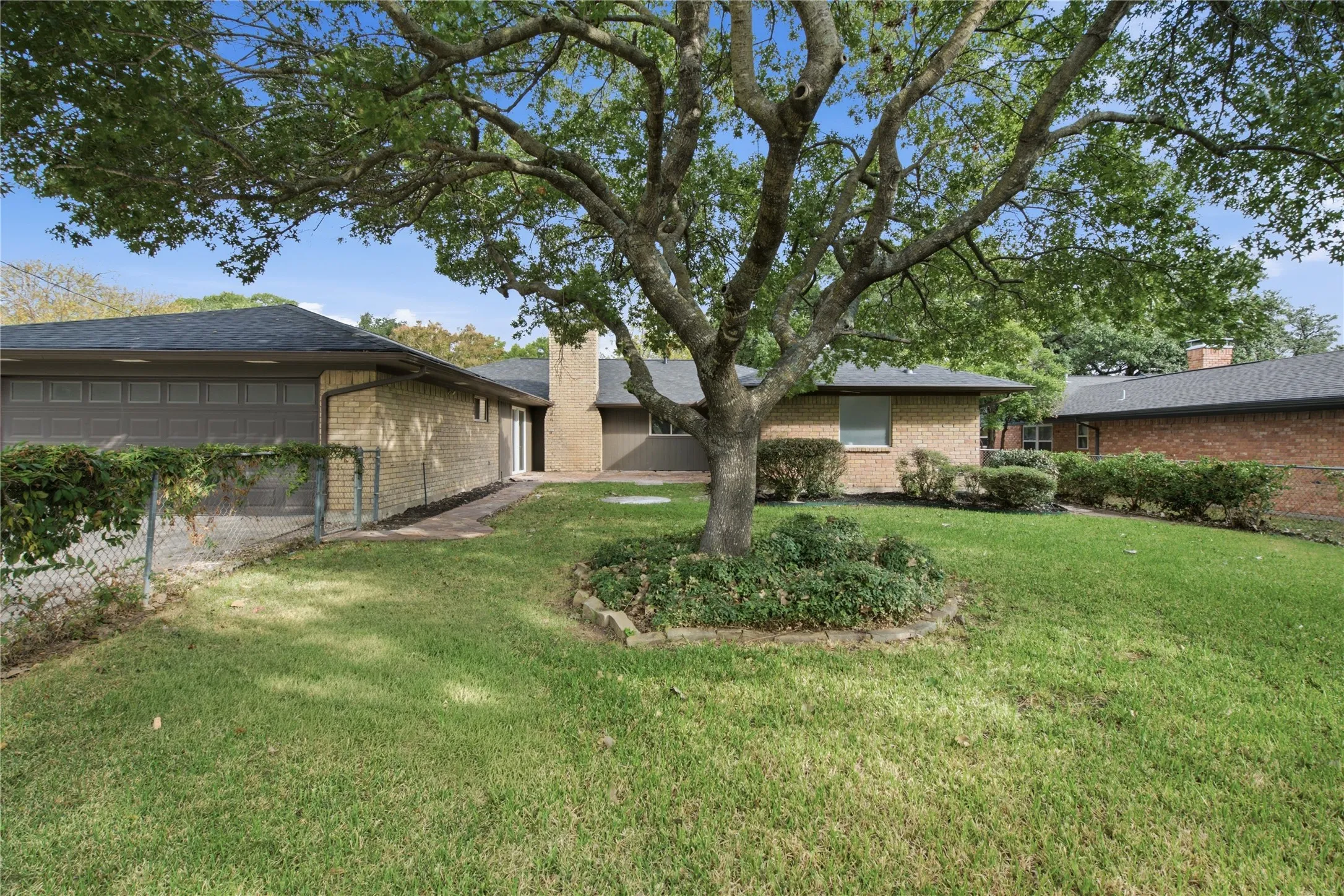 Single Family Residence For Sale in Collin County , 2612 Briarcove Drive, Plano, Texas 75074, 4 Bedroom, 3 Bathroom, 2 Garage spaces, 2,742 Sqft, built in 1968, mls#21410111, Real Estate Agent in Plano, Homes For Sale in Collin county, Homes For Sale in Plano, Realtor in Plano Texas, Real Estate Brokerage Independent Realty Texas, Luminita Cordes Realtor
