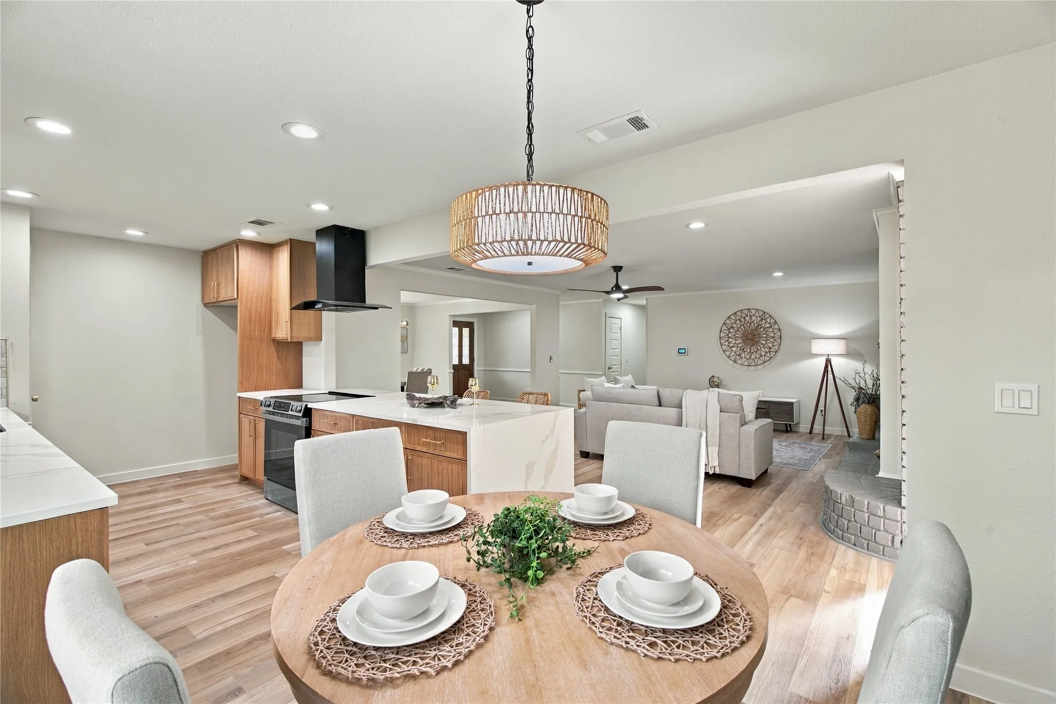 Single Family Residence For Sale in Collin County , 2612 Briarcove Drive, Plano, Texas 75074, 4 Bedroom, 3 Bathroom, 2 Garage spaces, 2,742 Sqft, built in 1968, mls#21410111, Real Estate Agent in Plano, Homes For Sale in Collin county, Homes For Sale in Plano, Realtor in Plano Texas, Real Estate Brokerage Independent Realty Texas, Luminita Cordes Realtor