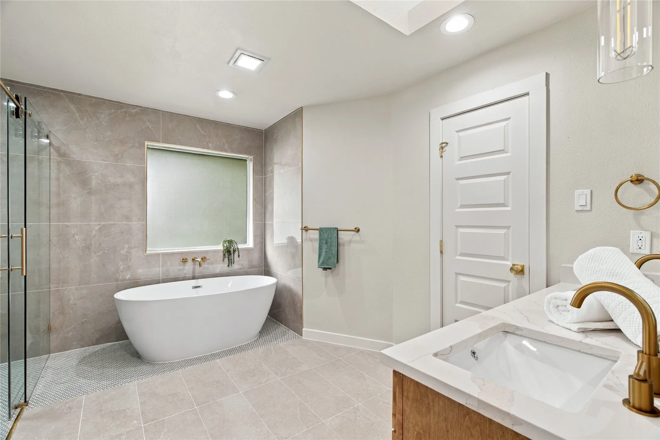 Single Family Residence For Sale in Collin County , 2612 Briarcove Drive, Plano, Texas 75074, 4 Bedroom, 3 Bathroom, 2 Garage spaces, 2,742 Sqft, built in 1968, mls#21410111, Real Estate Agent in Plano, Homes For Sale in Collin county, Homes For Sale in Plano, Realtor in Plano Texas, Real Estate Brokerage Independent Realty Texas, Luminita Cordes Realtor