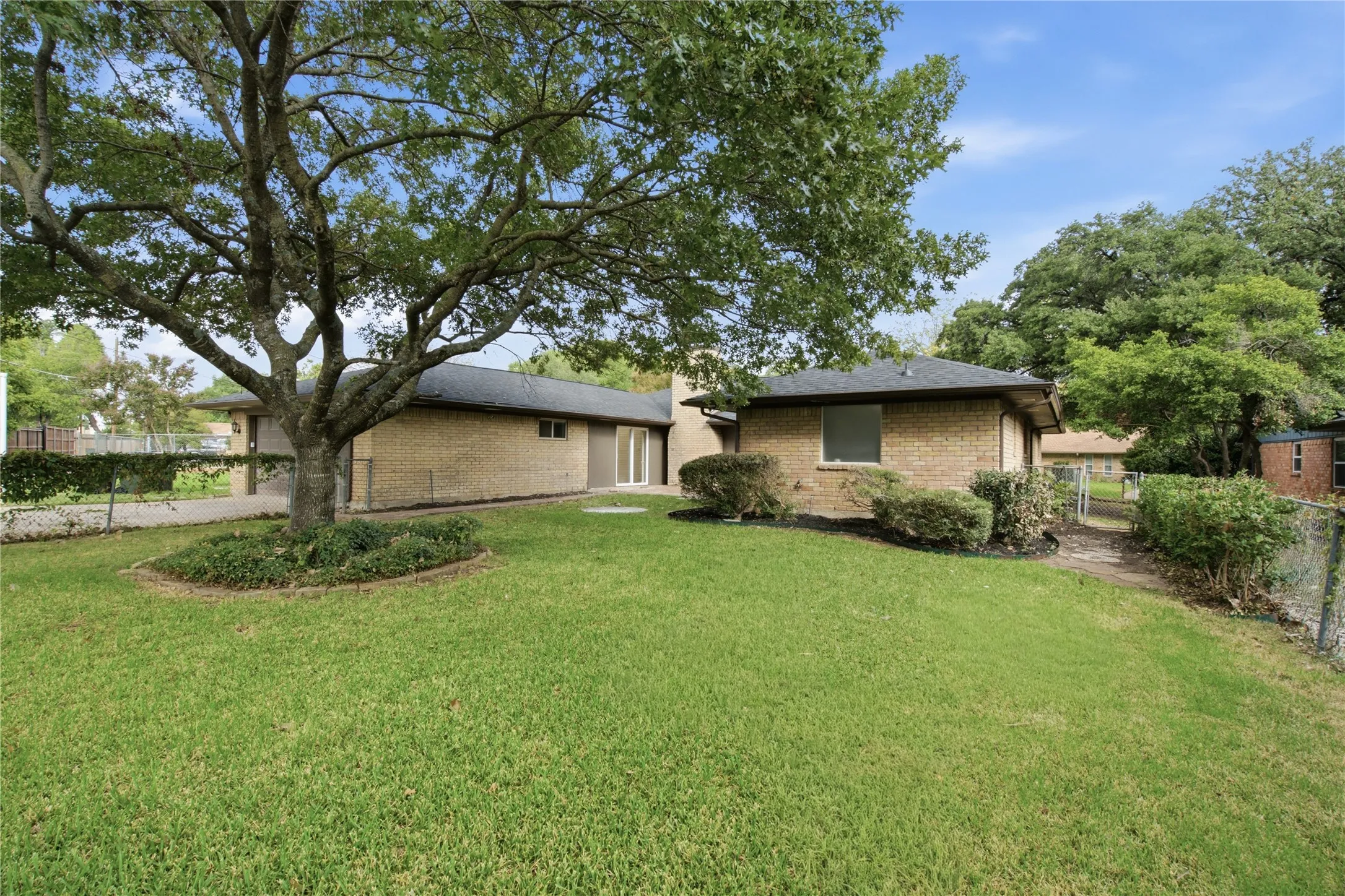 Single Family Residence For Sale in Collin County , 2612 Briarcove Drive, Plano, Texas 75074, 4 Bedroom, 3 Bathroom, 2 Garage spaces, 2,742 Sqft, built in 1968, mls#21410111, Real Estate Agent in Plano, Homes For Sale in Collin county, Homes For Sale in Plano, Realtor in Plano Texas, Real Estate Brokerage Independent Realty Texas, Luminita Cordes Realtor