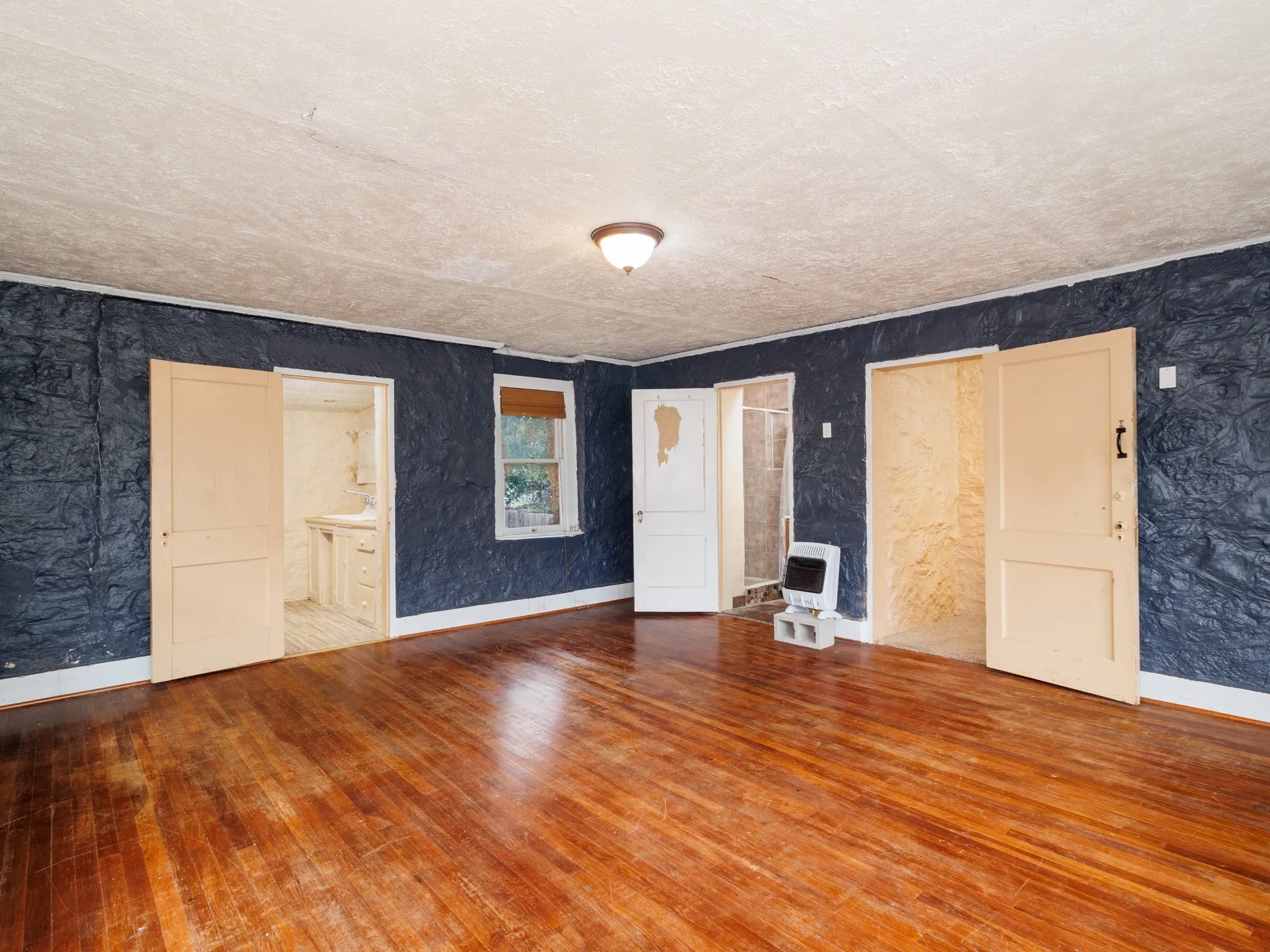 Single Family Residence For Sale in Erath County , 544 N Clinton Street, Stephenville, Texas 76401, 4 Bedroom, 3 Bathroom, Garage spaces, 2,018 Sqft, built in 1945, mls#21412141, Real Estate Agent in Stephenville, Homes For Sale in Erath county, Homes For Sale in Stephenville, Realtor in Stephenville Texas, Real Estate Brokerage Independent Realty Texas, Luminita Cordes Realtor