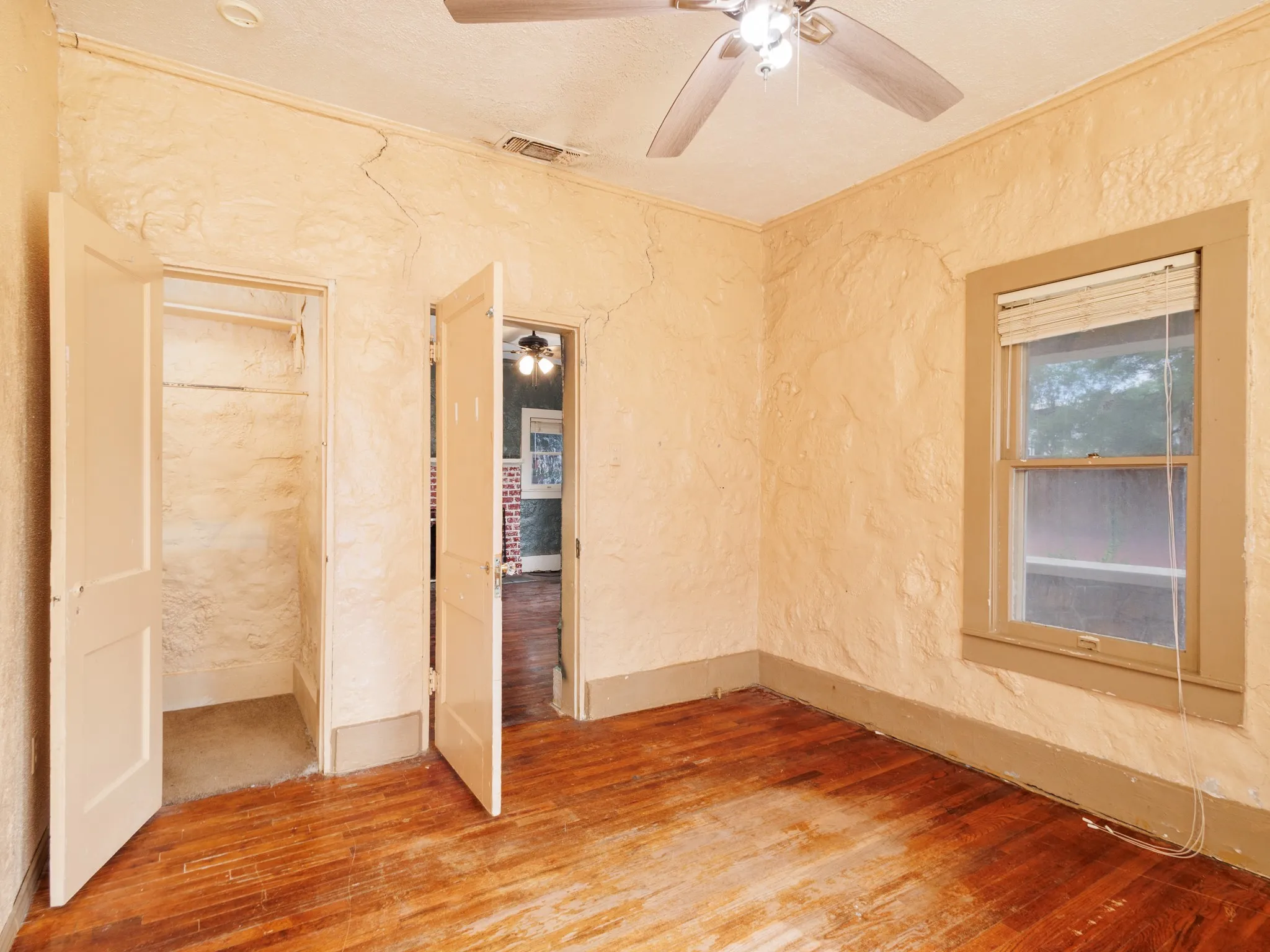 Single Family Residence For Sale in Erath County , 544 N Clinton Street, Stephenville, Texas 76401, 4 Bedroom, 3 Bathroom, Garage spaces, 2,018 Sqft, built in 1945, mls#21412141, Real Estate Agent in Stephenville, Homes For Sale in Erath county, Homes For Sale in Stephenville, Realtor in Stephenville Texas, Real Estate Brokerage Independent Realty Texas, Luminita Cordes Realtor