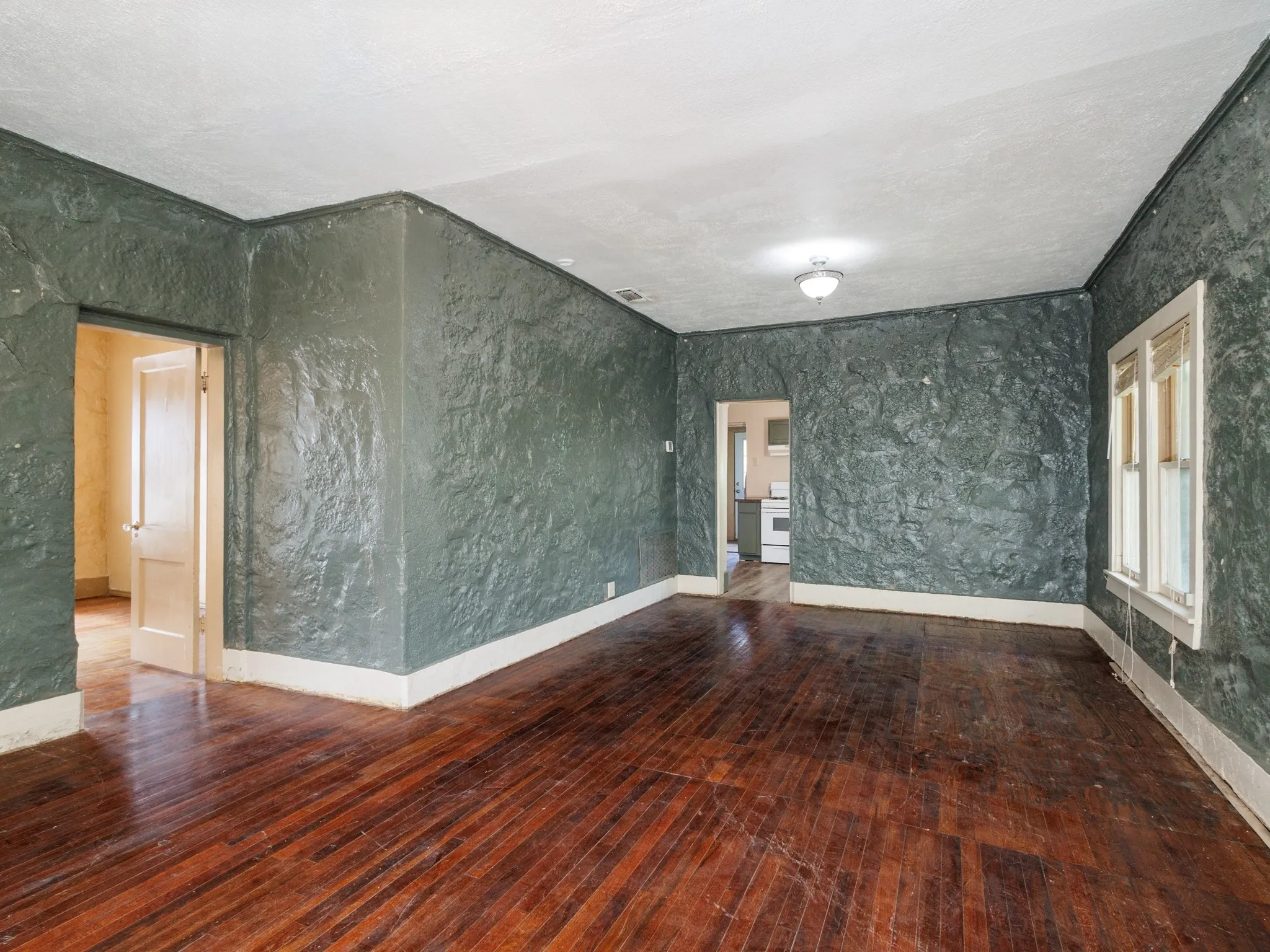 Single Family Residence For Sale in Erath County , 544 N Clinton Street, Stephenville, Texas 76401, 4 Bedroom, 3 Bathroom, Garage spaces, 2,018 Sqft, built in 1945, mls#21412141, Real Estate Agent in Stephenville, Homes For Sale in Erath county, Homes For Sale in Stephenville, Realtor in Stephenville Texas, Real Estate Brokerage Independent Realty Texas, Luminita Cordes Realtor
