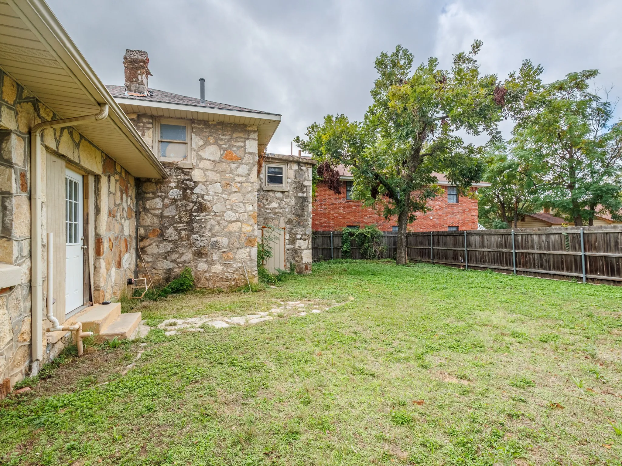 Single Family Residence For Sale in Erath County , 544 N Clinton Street, Stephenville, Texas 76401, 4 Bedroom, 3 Bathroom, Garage spaces, 2,018 Sqft, built in 1945, mls#21412141, Real Estate Agent in Stephenville, Homes For Sale in Erath county, Homes For Sale in Stephenville, Realtor in Stephenville Texas, Real Estate Brokerage Independent Realty Texas, Luminita Cordes Realtor