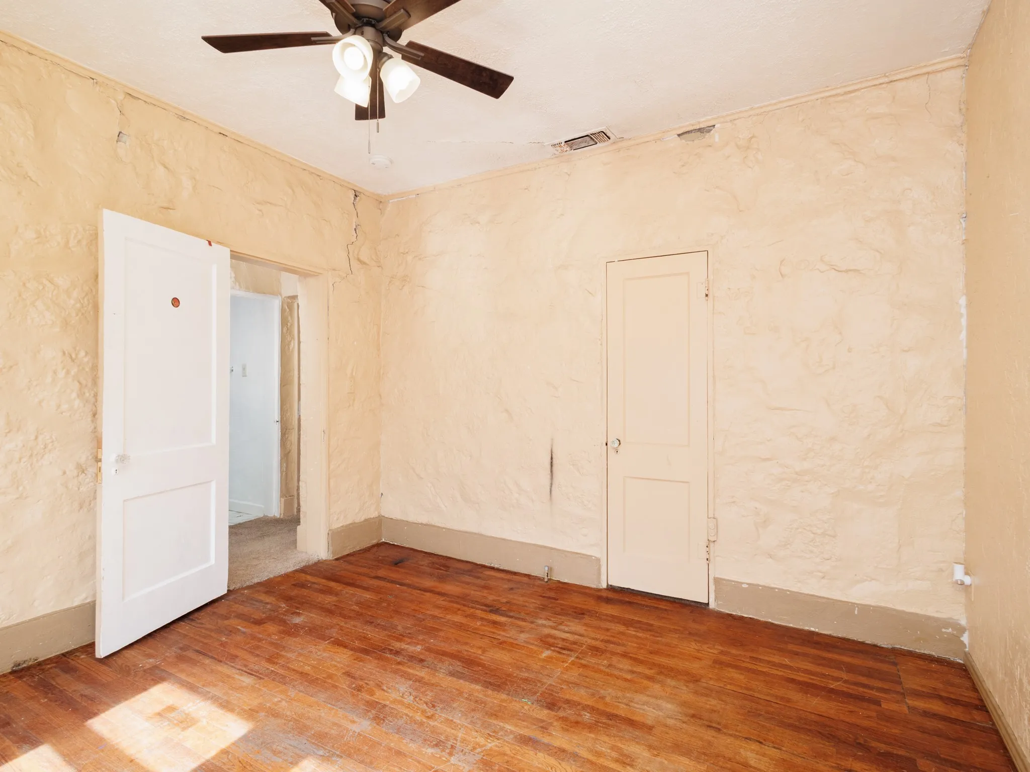 Single Family Residence For Sale in Erath County , 544 N Clinton Street, Stephenville, Texas 76401, 4 Bedroom, 3 Bathroom, Garage spaces, 2,018 Sqft, built in 1945, mls#21412141, Real Estate Agent in Stephenville, Homes For Sale in Erath county, Homes For Sale in Stephenville, Realtor in Stephenville Texas, Real Estate Brokerage Independent Realty Texas, Luminita Cordes Realtor