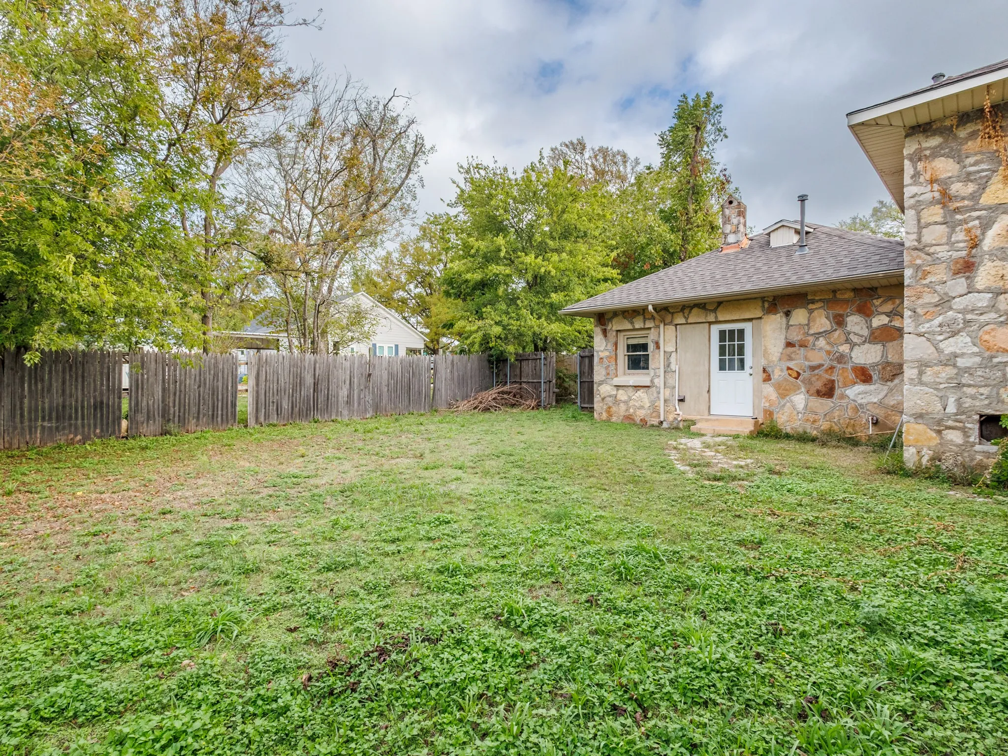 Single Family Residence For Sale in Erath County , 544 N Clinton Street, Stephenville, Texas 76401, 4 Bedroom, 3 Bathroom, Garage spaces, 2,018 Sqft, built in 1945, mls#21412141, Real Estate Agent in Stephenville, Homes For Sale in Erath county, Homes For Sale in Stephenville, Realtor in Stephenville Texas, Real Estate Brokerage Independent Realty Texas, Luminita Cordes Realtor