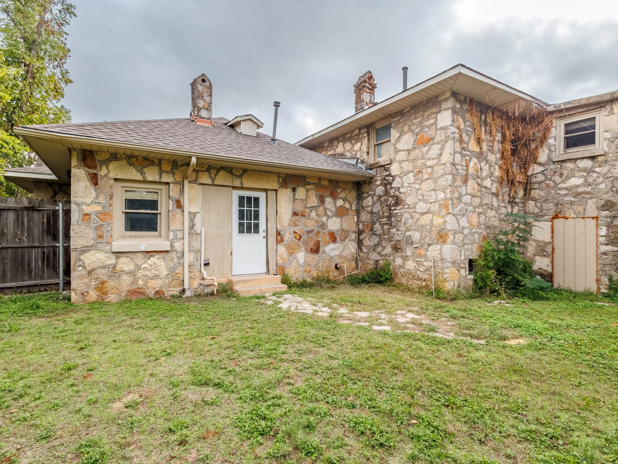 Single Family Residence For Sale in Erath County , 544 N Clinton Street, Stephenville, Texas 76401, 4 Bedroom, 3 Bathroom, Garage spaces, 2,018 Sqft, built in 1945, mls#21412141, Real Estate Agent in Stephenville, Homes For Sale in Erath county, Homes For Sale in Stephenville, Realtor in Stephenville Texas, Real Estate Brokerage Independent Realty Texas, Luminita Cordes Realtor