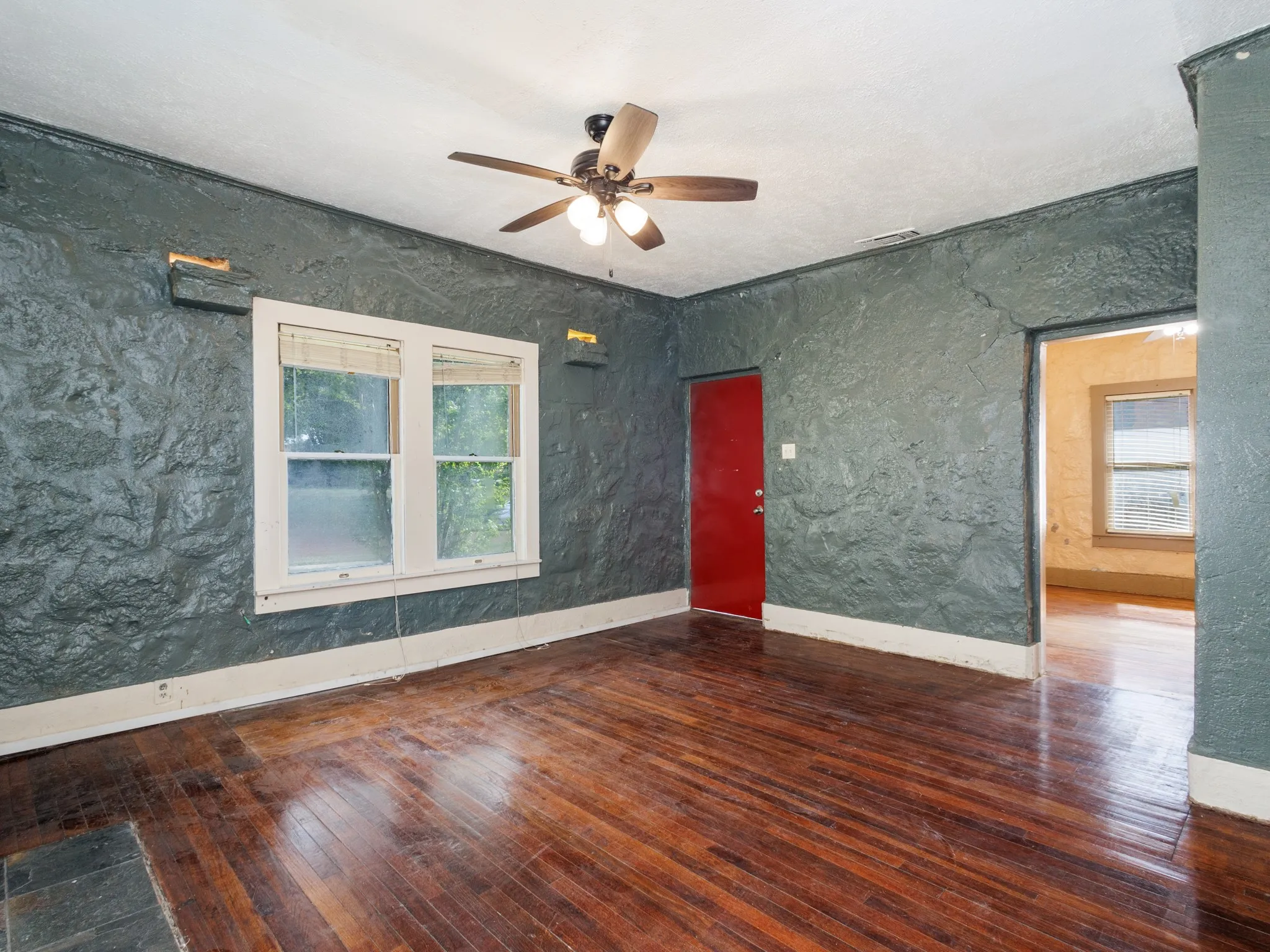 Single Family Residence For Sale in Erath County , 544 N Clinton Street, Stephenville, Texas 76401, 4 Bedroom, 3 Bathroom, Garage spaces, 2,018 Sqft, built in 1945, mls#21412141, Real Estate Agent in Stephenville, Homes For Sale in Erath county, Homes For Sale in Stephenville, Realtor in Stephenville Texas, Real Estate Brokerage Independent Realty Texas, Luminita Cordes Realtor
