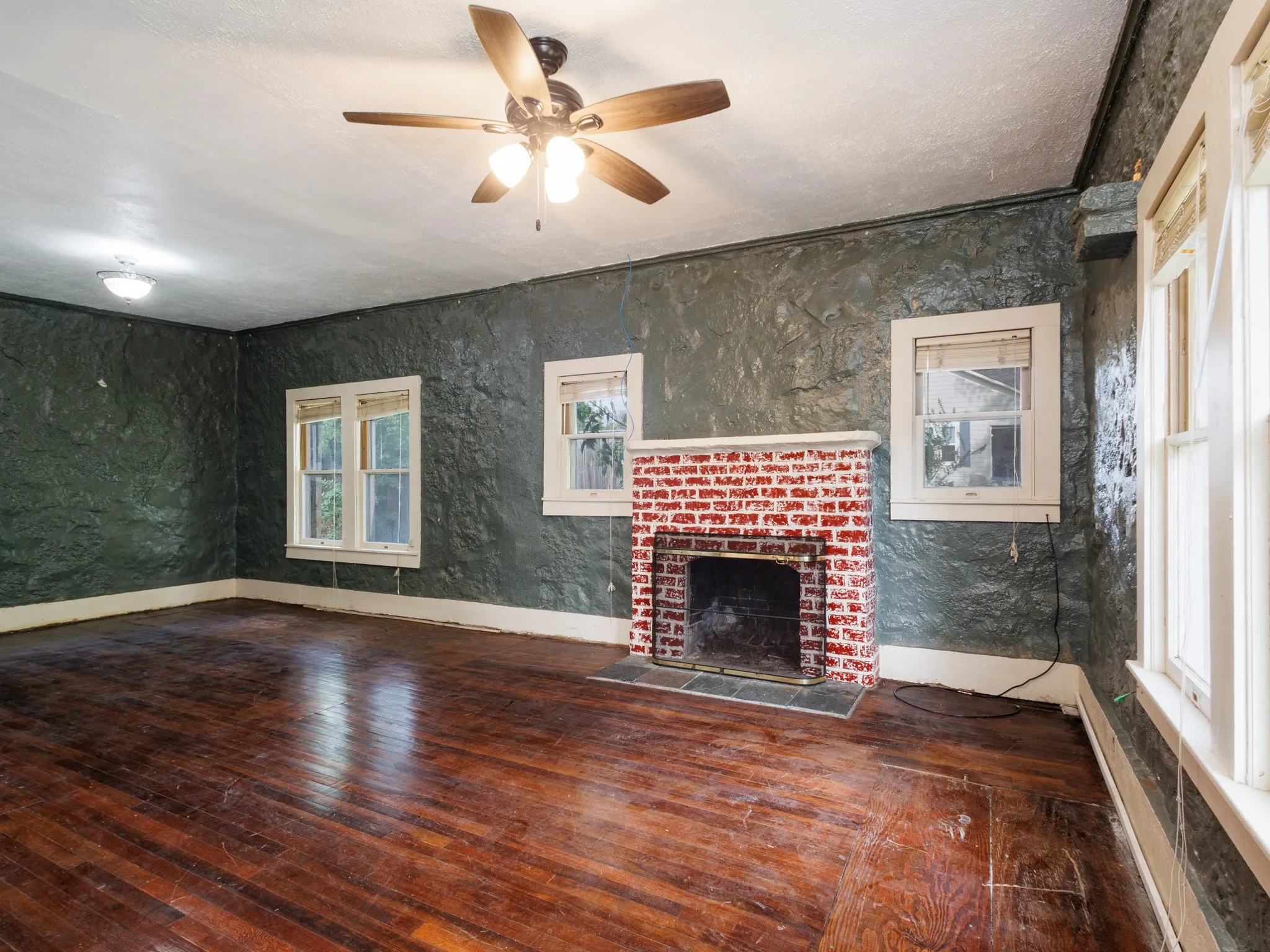 Single Family Residence For Sale in Erath County , 544 N Clinton Street, Stephenville, Texas 76401, 4 Bedroom, 3 Bathroom, Garage spaces, 2,018 Sqft, built in 1945, mls#21412141, Real Estate Agent in Stephenville, Homes For Sale in Erath county, Homes For Sale in Stephenville, Realtor in Stephenville Texas, Real Estate Brokerage Independent Realty Texas, Luminita Cordes Realtor