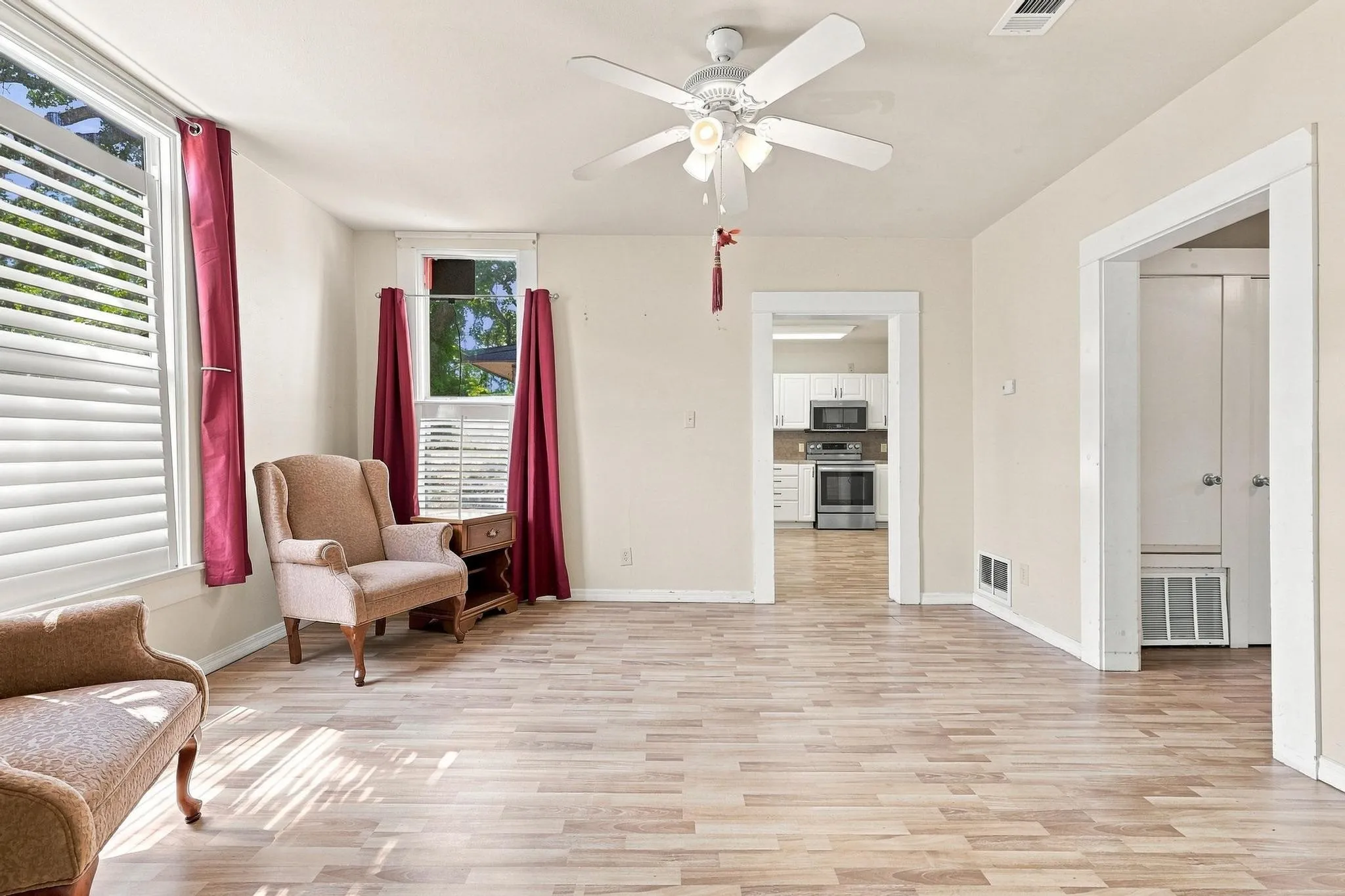 Single Family Residence For Sale in Grayson County , 600 W Munson Street, Denison, Texas 75020, 6 Bedroom, 4 Bathroom, Garage spaces, 2,745 Sqft, built in 1900, mls#21412146, Real Estate Agent in Denison, Homes For Sale in Grayson county, Homes For Sale in Denison, Realtor in Denison Texas, Real Estate Brokerage Independent Realty Texas, Luminita Cordes Realtor