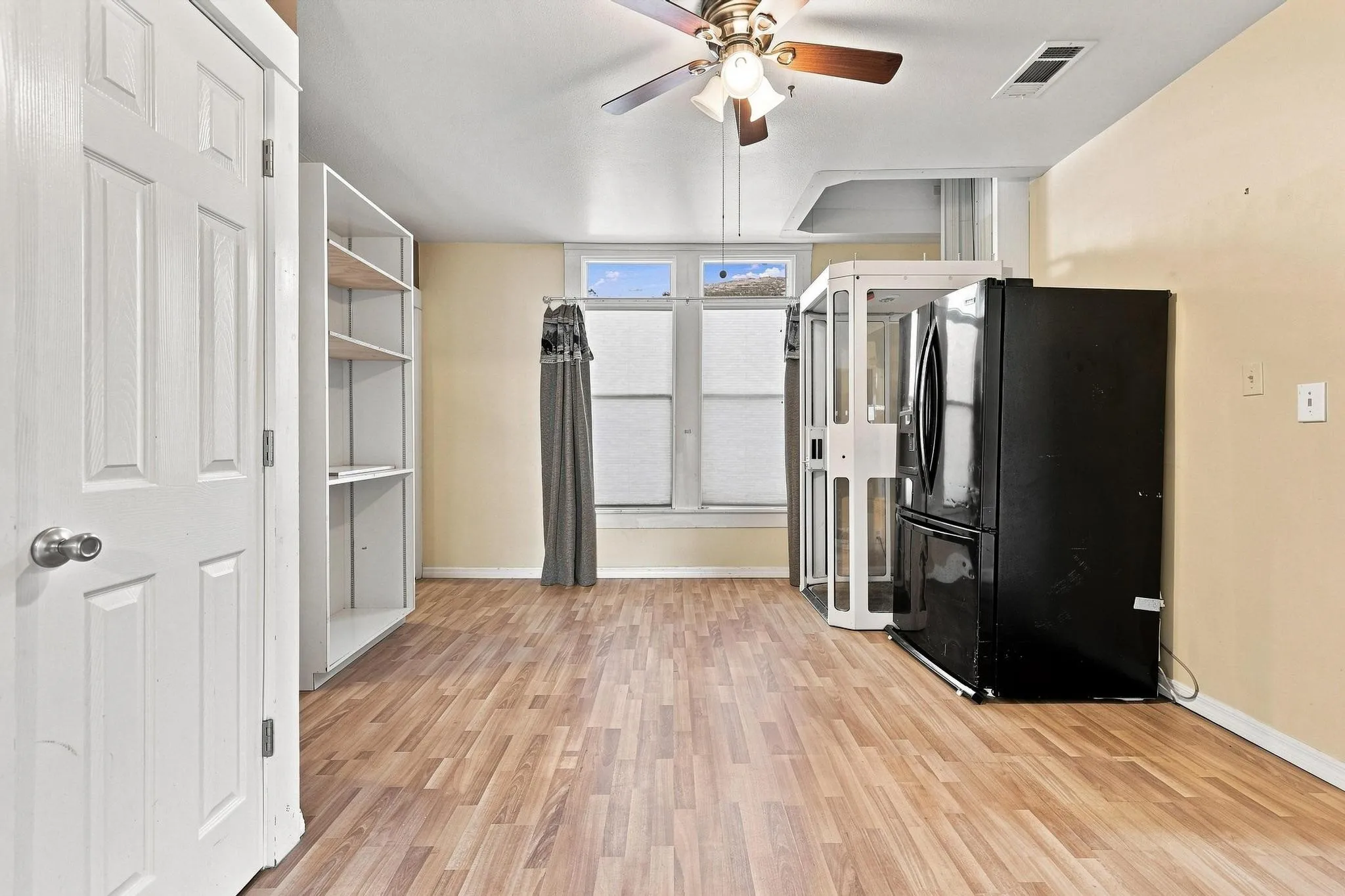 Single Family Residence For Sale in Grayson County , 600 W Munson Street, Denison, Texas 75020, 6 Bedroom, 4 Bathroom, Garage spaces, 2,745 Sqft, built in 1900, mls#21412146, Real Estate Agent in Denison, Homes For Sale in Grayson county, Homes For Sale in Denison, Realtor in Denison Texas, Real Estate Brokerage Independent Realty Texas, Luminita Cordes Realtor