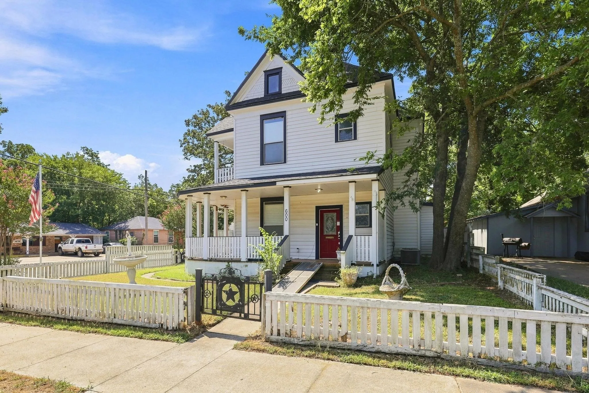 Single Family Residence For Sale in Grayson County , 600 W Munson Street, Denison, Texas 75020, 6 Bedroom, 4 Bathroom, Garage spaces, 2,745 Sqft, built in 1900, mls#21412146, Real Estate Agent in Denison, Homes For Sale in Grayson county, Homes For Sale in Denison, Realtor in Denison Texas, Real Estate Brokerage Independent Realty Texas, Luminita Cordes Realtor