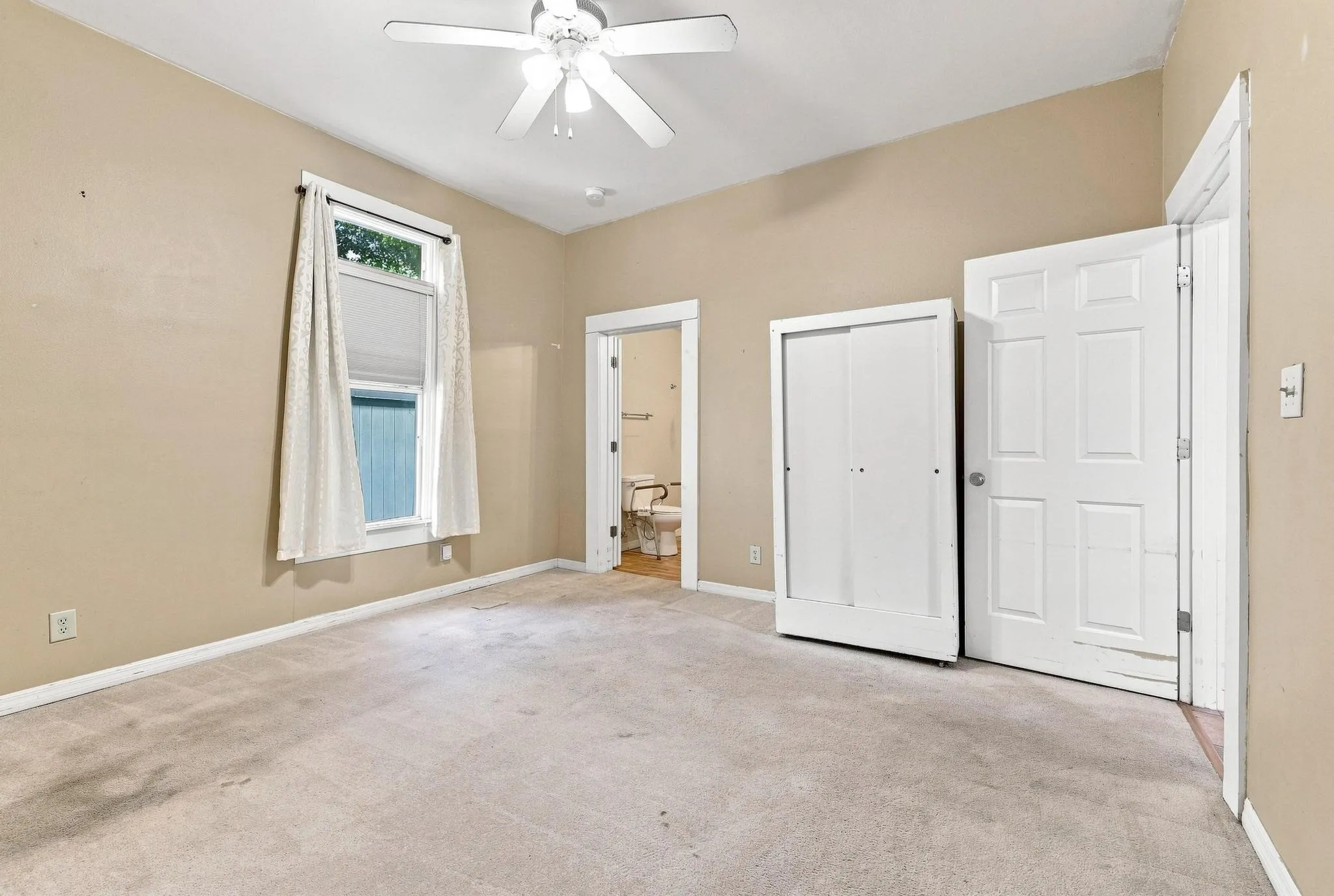 Single Family Residence For Sale in Grayson County , 600 W Munson Street, Denison, Texas 75020, 6 Bedroom, 4 Bathroom, Garage spaces, 2,745 Sqft, built in 1900, mls#21412146, Real Estate Agent in Denison, Homes For Sale in Grayson county, Homes For Sale in Denison, Realtor in Denison Texas, Real Estate Brokerage Independent Realty Texas, Luminita Cordes Realtor