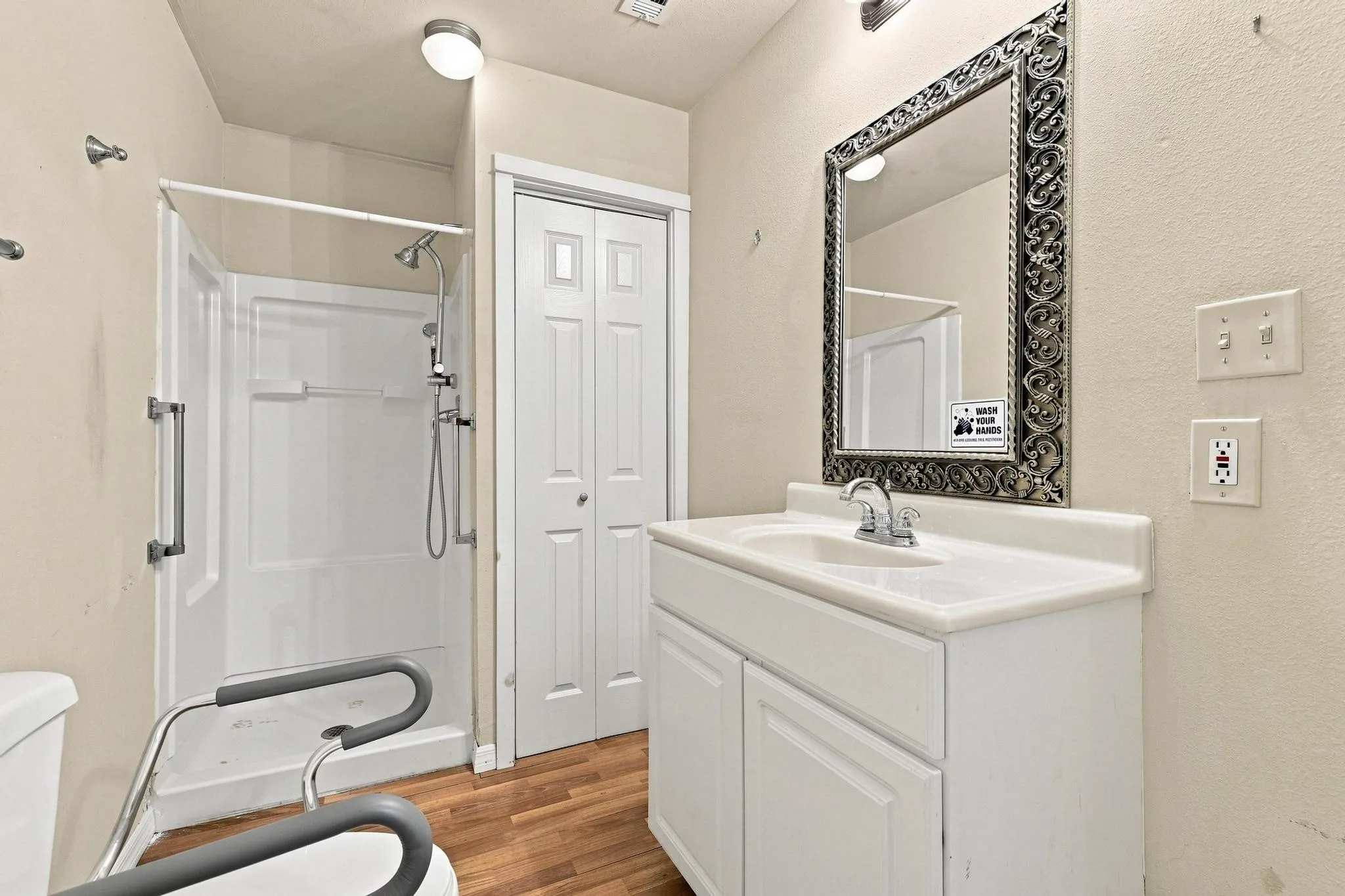 Single Family Residence For Sale in Grayson County , 600 W Munson Street, Denison, Texas 75020, 6 Bedroom, 4 Bathroom, Garage spaces, 2,745 Sqft, built in 1900, mls#21412146, Real Estate Agent in Denison, Homes For Sale in Grayson county, Homes For Sale in Denison, Realtor in Denison Texas, Real Estate Brokerage Independent Realty Texas, Luminita Cordes Realtor