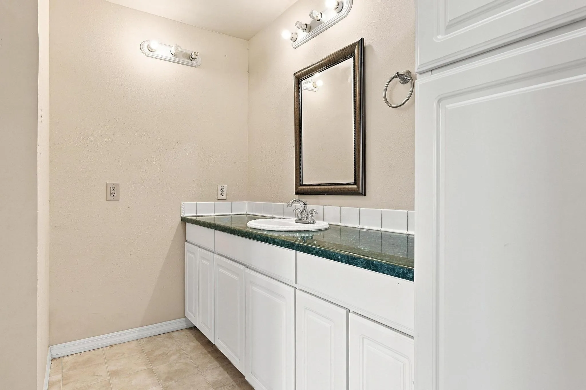 Single Family Residence For Sale in Grayson County , 600 W Munson Street, Denison, Texas 75020, 6 Bedroom, 4 Bathroom, Garage spaces, 2,745 Sqft, built in 1900, mls#21412146, Real Estate Agent in Denison, Homes For Sale in Grayson county, Homes For Sale in Denison, Realtor in Denison Texas, Real Estate Brokerage Independent Realty Texas, Luminita Cordes Realtor