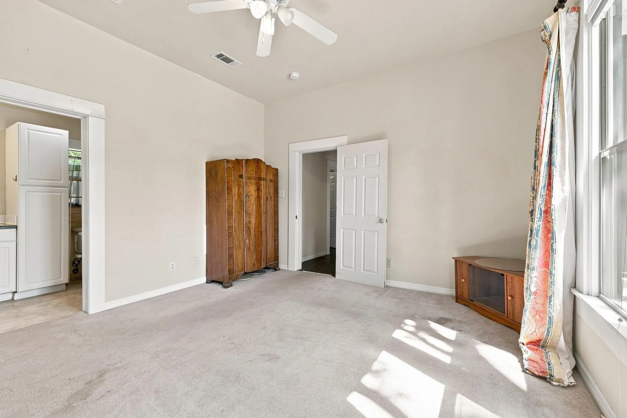 Single Family Residence For Sale in Grayson County , 600 W Munson Street, Denison, Texas 75020, 6 Bedroom, 4 Bathroom, Garage spaces, 2,745 Sqft, built in 1900, mls#21412146, Real Estate Agent in Denison, Homes For Sale in Grayson county, Homes For Sale in Denison, Realtor in Denison Texas, Real Estate Brokerage Independent Realty Texas, Luminita Cordes Realtor