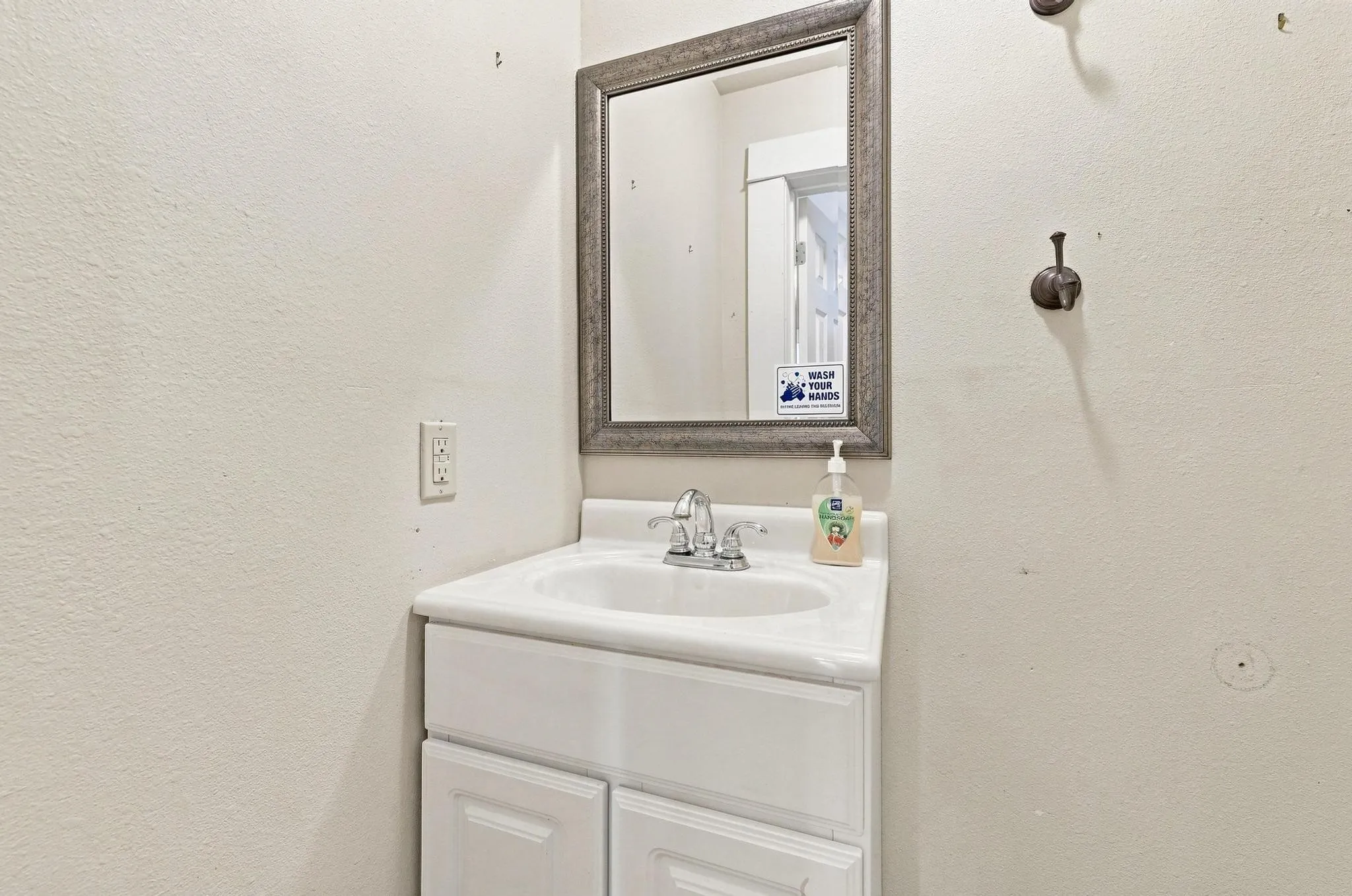 Single Family Residence For Sale in Grayson County , 600 W Munson Street, Denison, Texas 75020, 6 Bedroom, 4 Bathroom, Garage spaces, 2,745 Sqft, built in 1900, mls#21412146, Real Estate Agent in Denison, Homes For Sale in Grayson county, Homes For Sale in Denison, Realtor in Denison Texas, Real Estate Brokerage Independent Realty Texas, Luminita Cordes Realtor