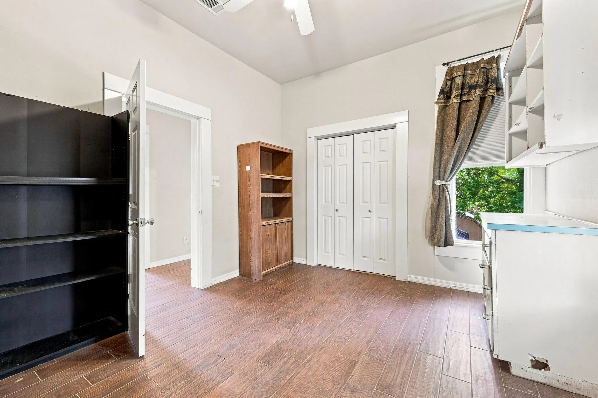 Single Family Residence For Sale in Grayson County , 600 W Munson Street, Denison, Texas 75020, 6 Bedroom, 4 Bathroom, Garage spaces, 2,745 Sqft, built in 1900, mls#21412146, Real Estate Agent in Denison, Homes For Sale in Grayson county, Homes For Sale in Denison, Realtor in Denison Texas, Real Estate Brokerage Independent Realty Texas, Luminita Cordes Realtor