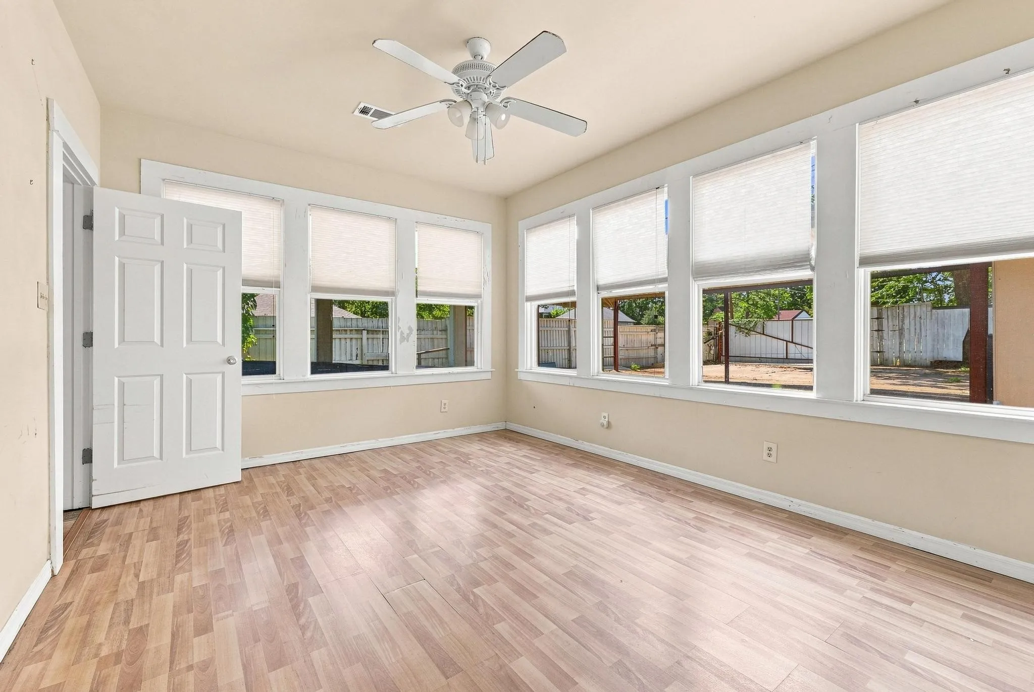 Single Family Residence For Sale in Grayson County , 600 W Munson Street, Denison, Texas 75020, 6 Bedroom, 4 Bathroom, Garage spaces, 2,745 Sqft, built in 1900, mls#21412146, Real Estate Agent in Denison, Homes For Sale in Grayson county, Homes For Sale in Denison, Realtor in Denison Texas, Real Estate Brokerage Independent Realty Texas, Luminita Cordes Realtor