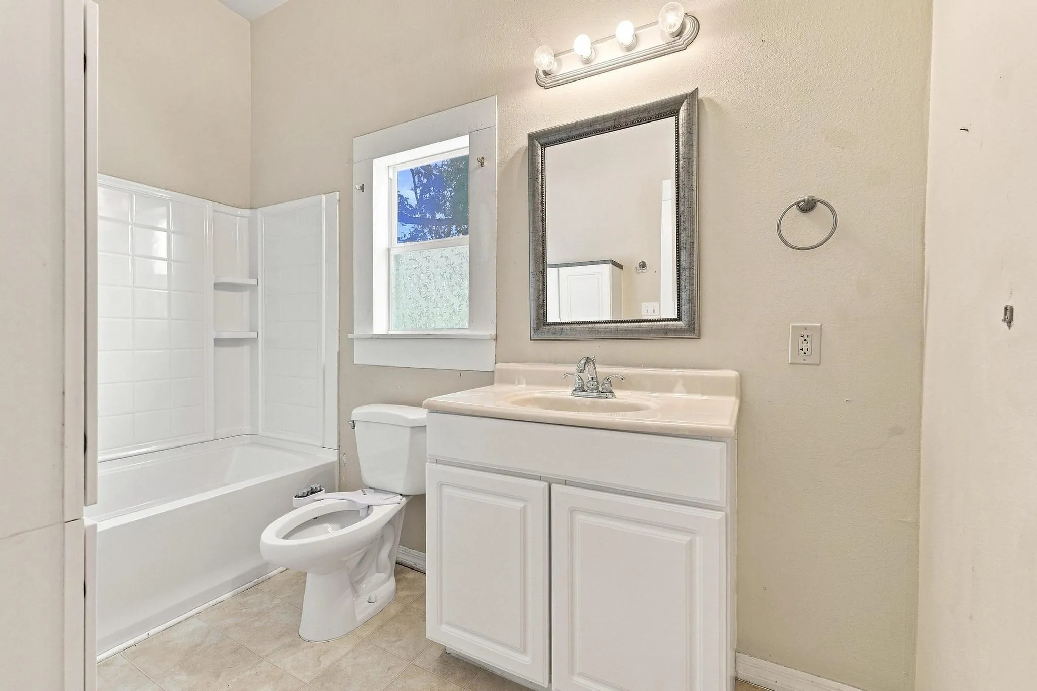 Single Family Residence For Sale in Grayson County , 600 W Munson Street, Denison, Texas 75020, 6 Bedroom, 4 Bathroom, Garage spaces, 2,745 Sqft, built in 1900, mls#21412146, Real Estate Agent in Denison, Homes For Sale in Grayson county, Homes For Sale in Denison, Realtor in Denison Texas, Real Estate Brokerage Independent Realty Texas, Luminita Cordes Realtor