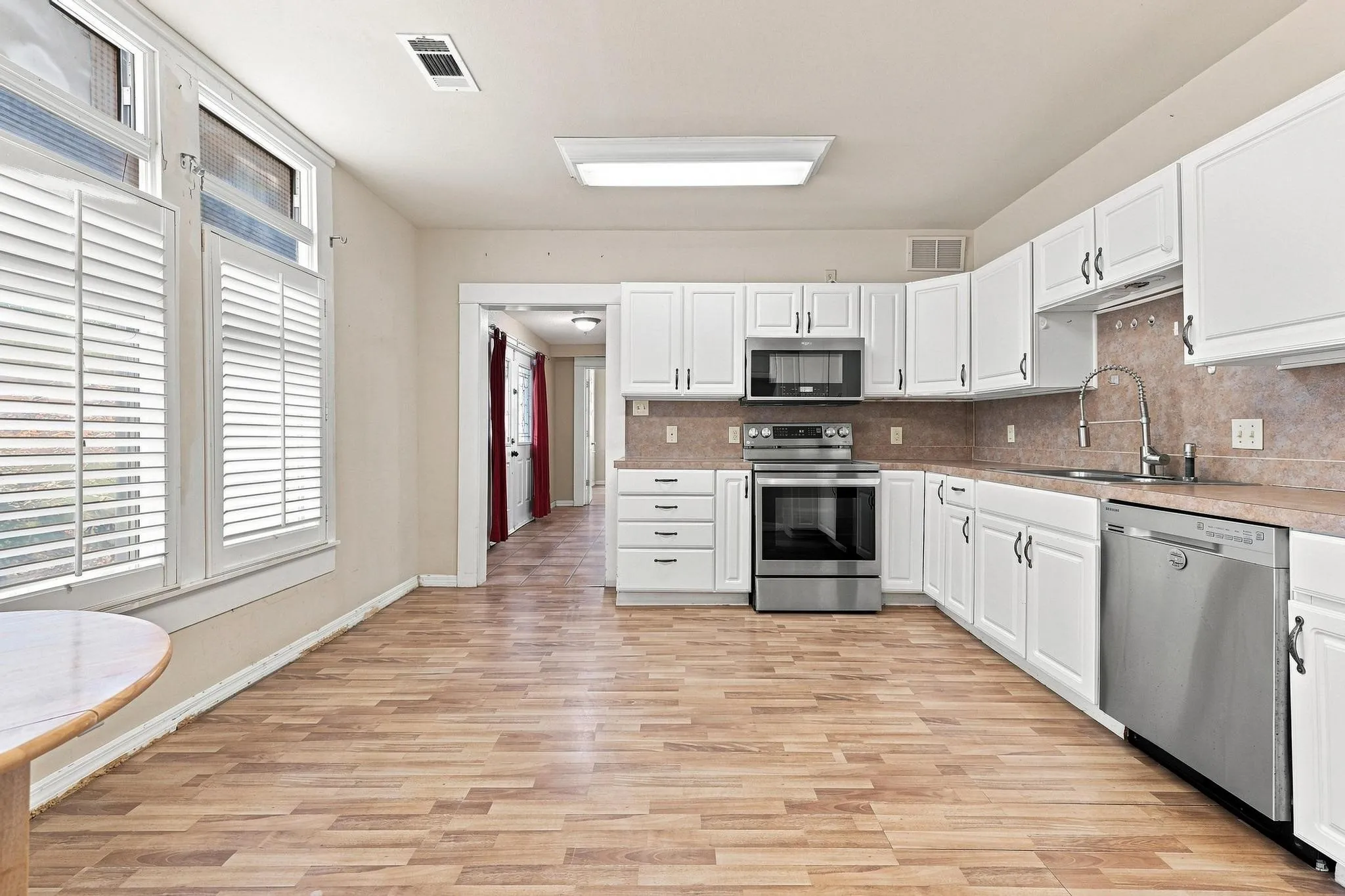 Single Family Residence For Sale in Grayson County , 600 W Munson Street, Denison, Texas 75020, 6 Bedroom, 4 Bathroom, Garage spaces, 2,745 Sqft, built in 1900, mls#21412146, Real Estate Agent in Denison, Homes For Sale in Grayson county, Homes For Sale in Denison, Realtor in Denison Texas, Real Estate Brokerage Independent Realty Texas, Luminita Cordes Realtor