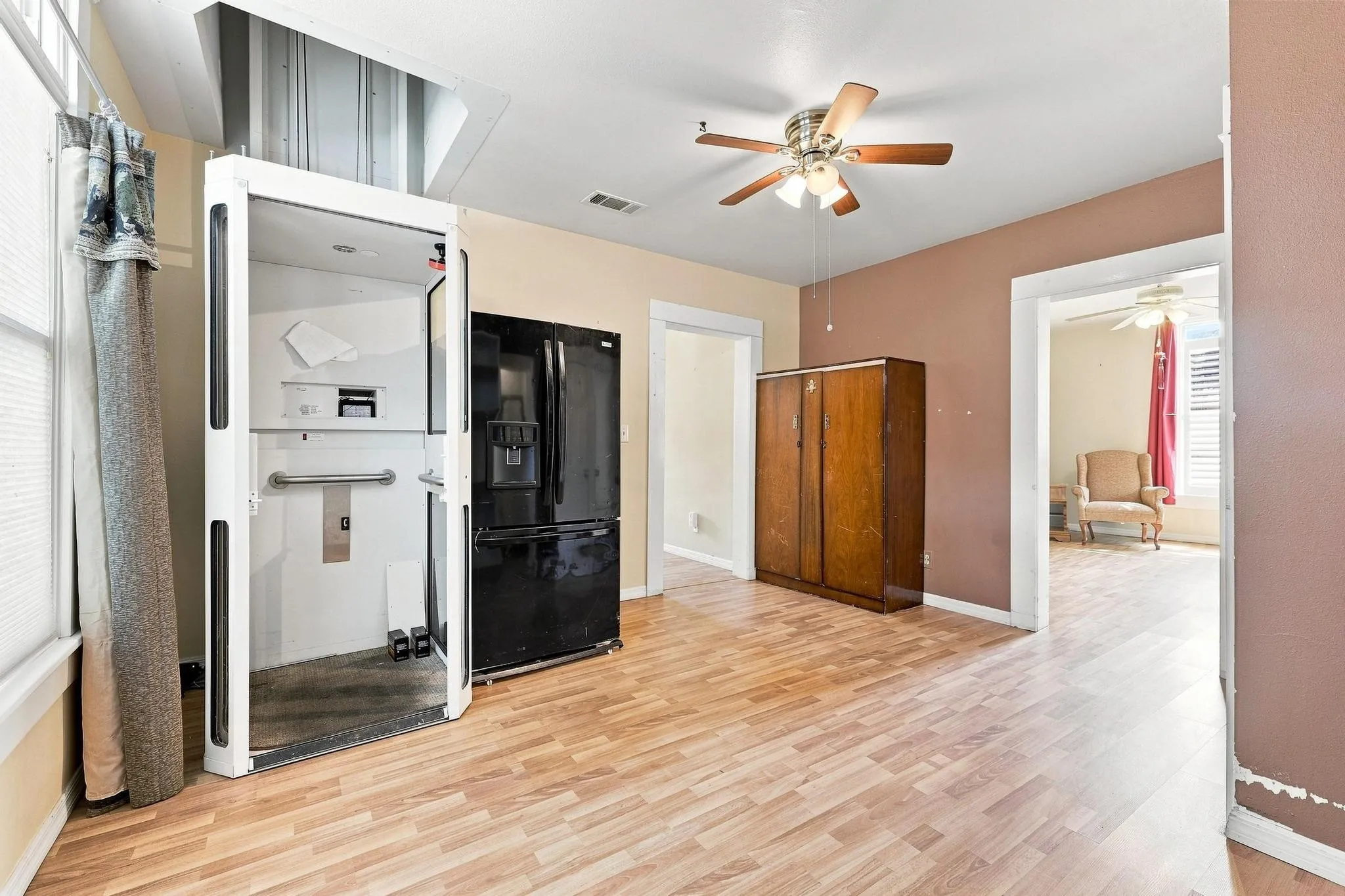 Single Family Residence For Sale in Grayson County , 600 W Munson Street, Denison, Texas 75020, 6 Bedroom, 4 Bathroom, Garage spaces, 2,745 Sqft, built in 1900, mls#21412146, Real Estate Agent in Denison, Homes For Sale in Grayson county, Homes For Sale in Denison, Realtor in Denison Texas, Real Estate Brokerage Independent Realty Texas, Luminita Cordes Realtor