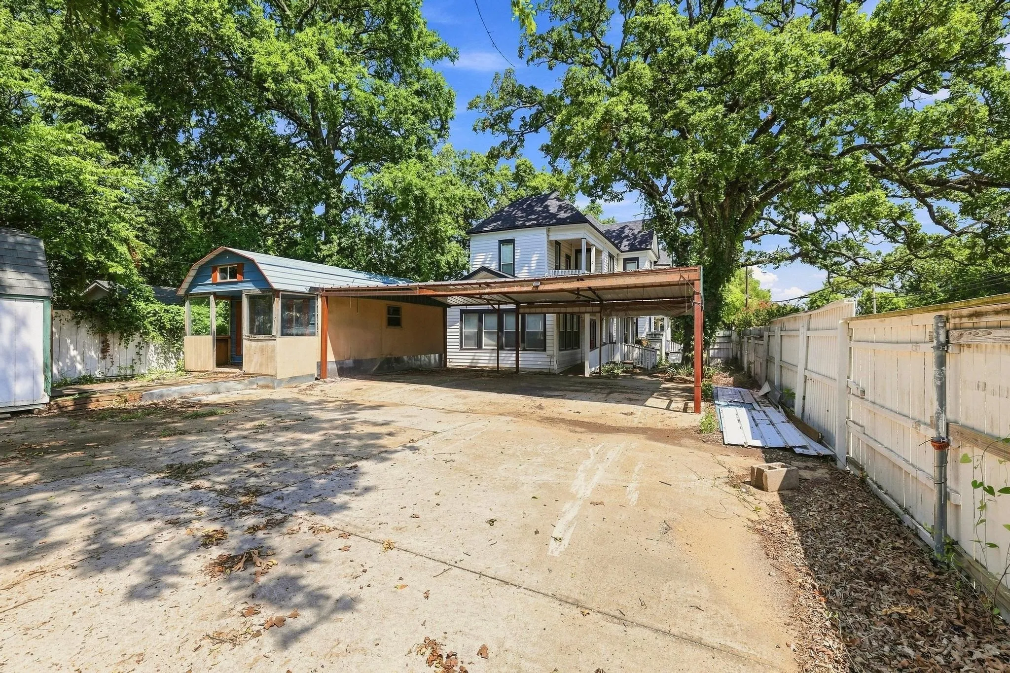 Single Family Residence For Sale in Grayson County , 600 W Munson Street, Denison, Texas 75020, 6 Bedroom, 4 Bathroom, Garage spaces, 2,745 Sqft, built in 1900, mls#21412146, Real Estate Agent in Denison, Homes For Sale in Grayson county, Homes For Sale in Denison, Realtor in Denison Texas, Real Estate Brokerage Independent Realty Texas, Luminita Cordes Realtor