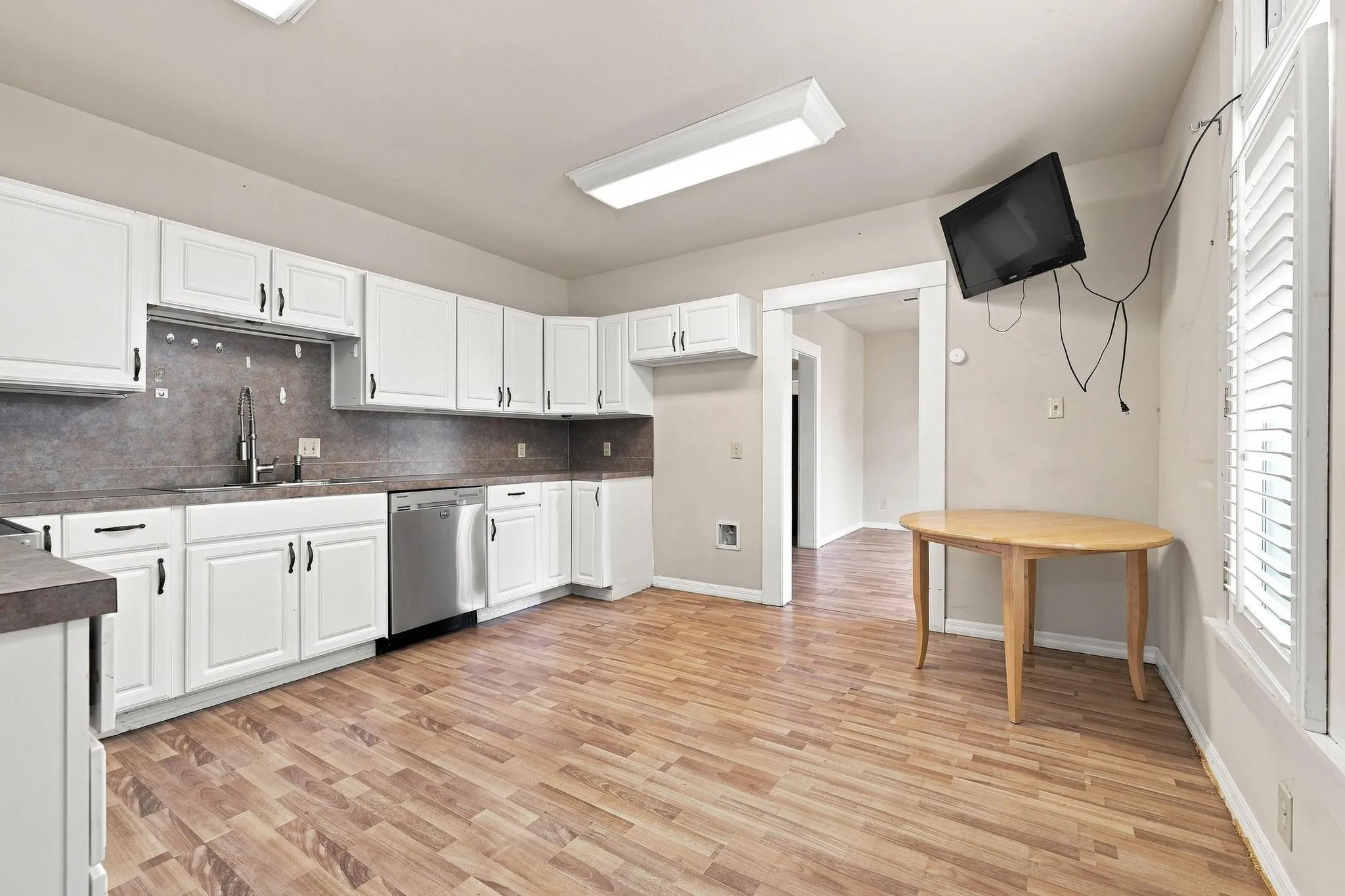 Single Family Residence For Sale in Grayson County , 600 W Munson Street, Denison, Texas 75020, 6 Bedroom, 4 Bathroom, Garage spaces, 2,745 Sqft, built in 1900, mls#21412146, Real Estate Agent in Denison, Homes For Sale in Grayson county, Homes For Sale in Denison, Realtor in Denison Texas, Real Estate Brokerage Independent Realty Texas, Luminita Cordes Realtor