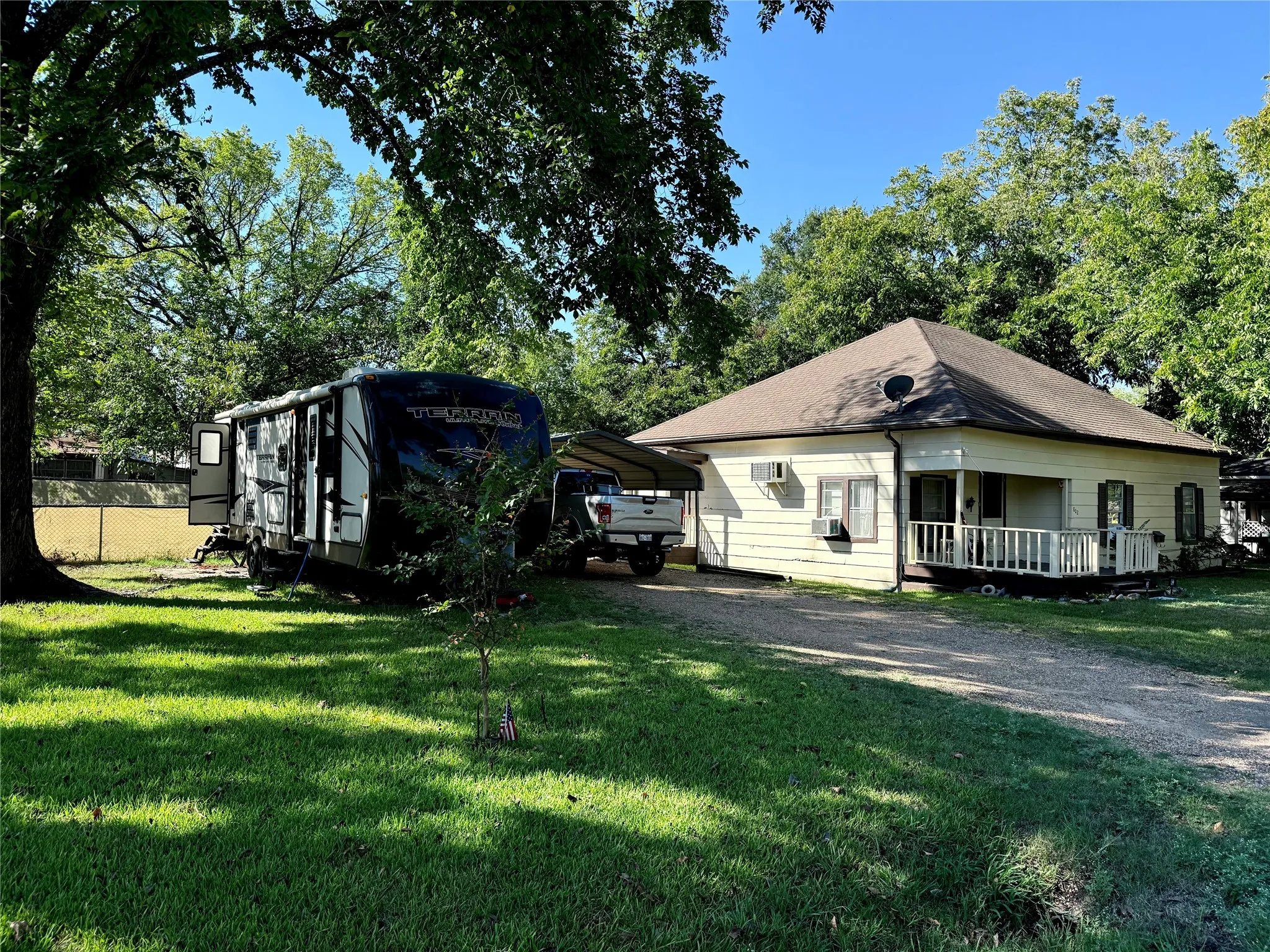 Single Family Residence For Sale in Fannin County , 802 Seven Oaks Road, Bonham, Texas 75418, 3 Bedroom, 1 Bathroom, Garage spaces, 1,344 Sqft, built in 1920, mls#21410537, Real Estate Agent in Bonham, Homes For Sale in Fannin county, Homes For Sale in Bonham, Realtor in Bonham Texas, Real Estate Brokerage Independent Realty Texas, Luminita Cordes Realtor