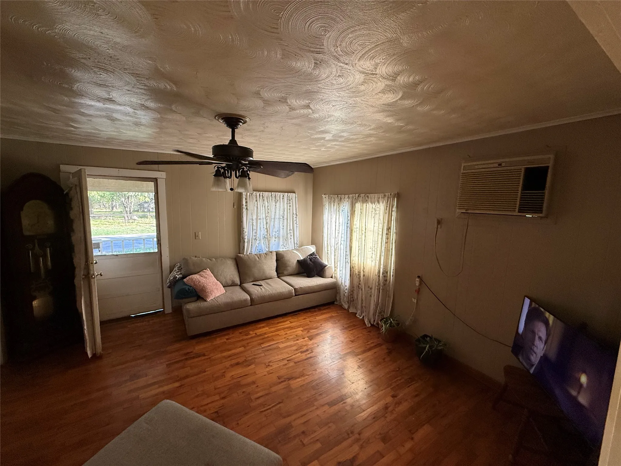 Single Family Residence For Sale in Fannin County , 802 Seven Oaks Road, Bonham, Texas 75418, 3 Bedroom, 1 Bathroom, Garage spaces, 1,344 Sqft, built in 1920, mls#21410537, Real Estate Agent in Bonham, Homes For Sale in Fannin county, Homes For Sale in Bonham, Realtor in Bonham Texas, Real Estate Brokerage Independent Realty Texas, Luminita Cordes Realtor