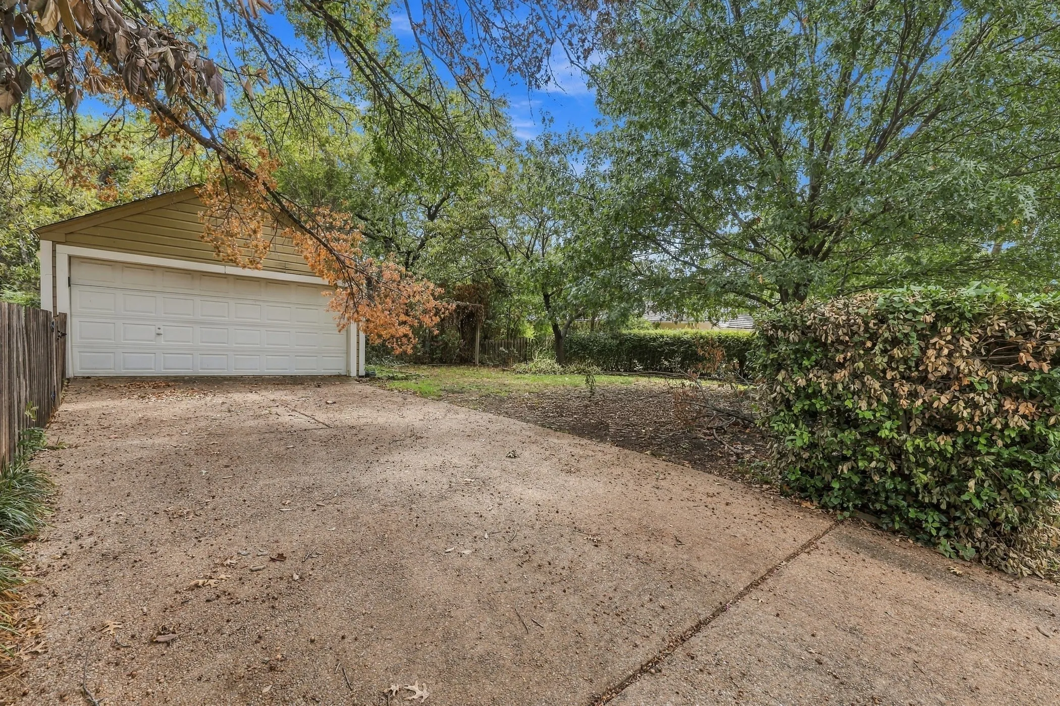 Single Family Residence For Sale in Dallas County , 1403 Tranquilla Drive, Dallas, Texas 75218, 2 Bedroom, 1 Bathroom, 2 Garage spaces, 1,797 Sqft, built in 1940, mls#21412155, Real Estate Agent in Dallas, Homes For Sale in Dallas county, Homes For Sale in Dallas, Realtor in Dallas Texas, Real Estate Brokerage Independent Realty Texas, Luminita Cordes Realtor