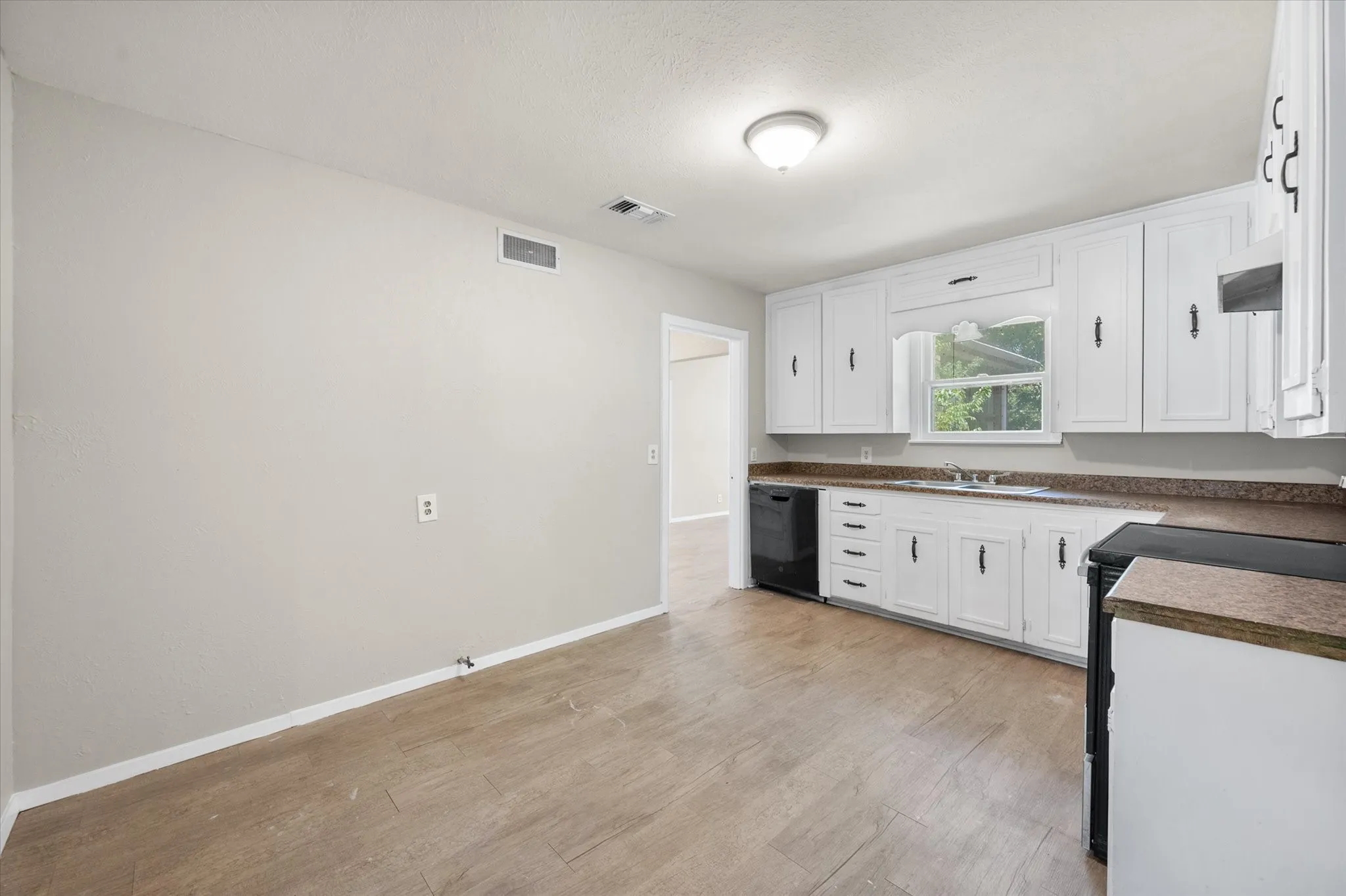 Single Family Residence For Rent in Tarrant County , 2716 Scruggs Park Drive, Richland Hills, Texas 76118, 4 Bedroom, 2 Bathroom, 2 Garage spaces, 2,142 Sqft, built in 1953, mls#21412162, Real Estate Agent in Richland Hills, Homes For Rent in Tarrant county, Homes For Rent in Richland Hills, Realtor in Richland Hills Texas, Real Estate Brokerage Independent Realty Texas, Luminita Cordes Realtor